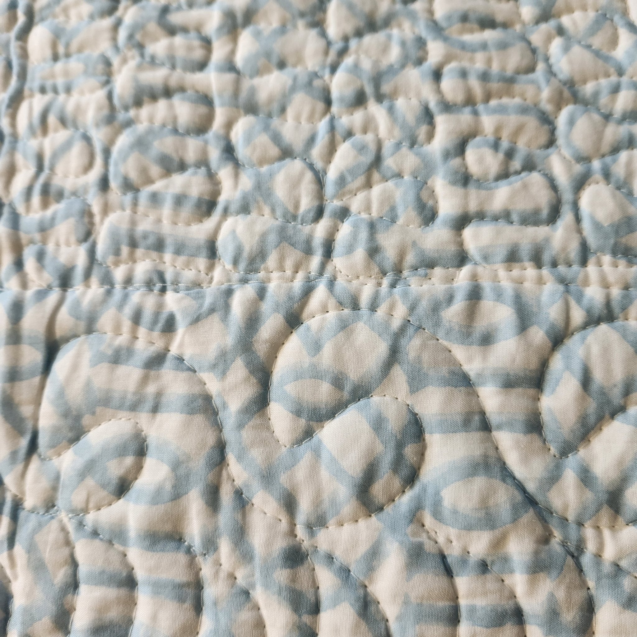 Cheetah and palm block-print quilted bedspread in blue with pillowcases