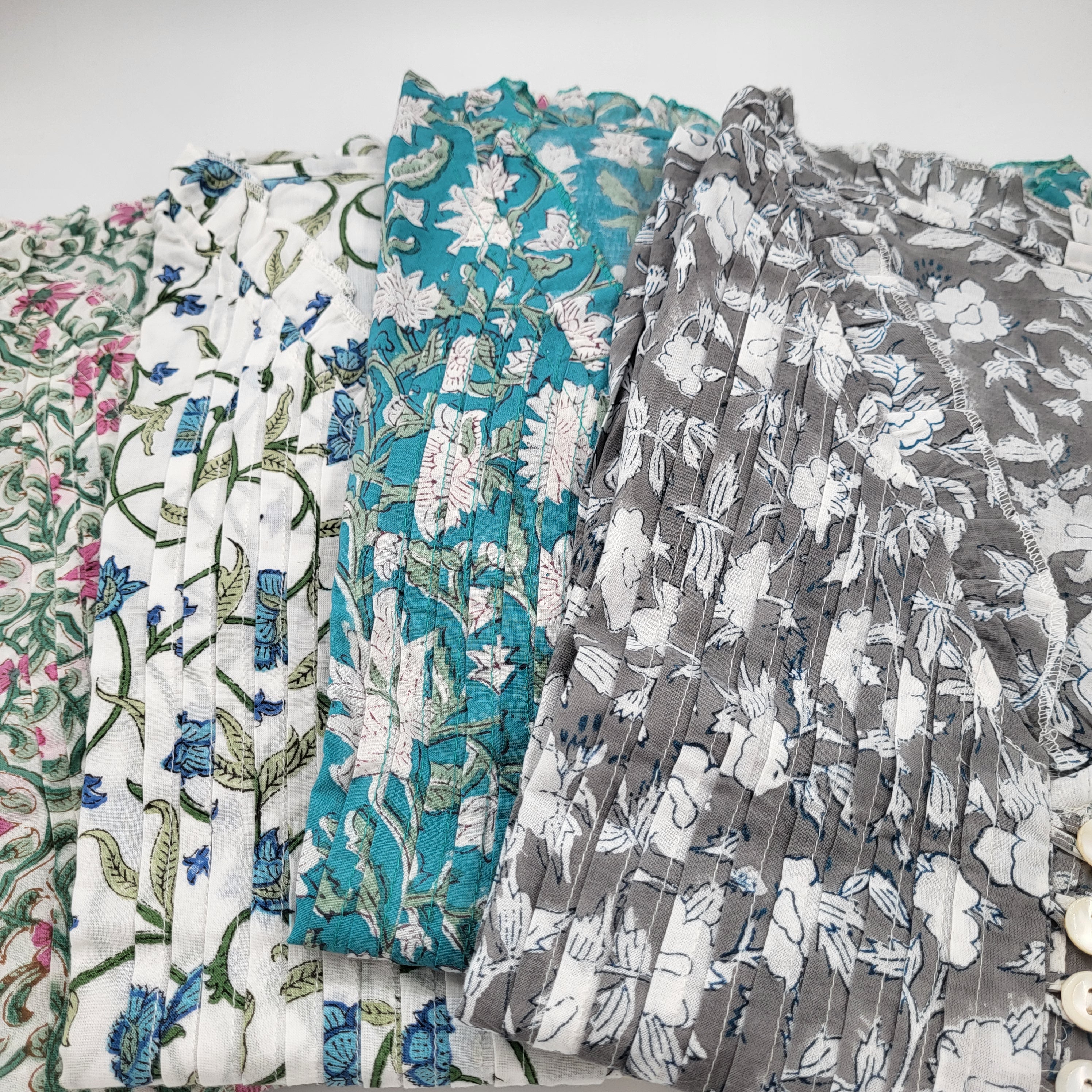 Block-print pleated dress in cotton with a V-neck collar