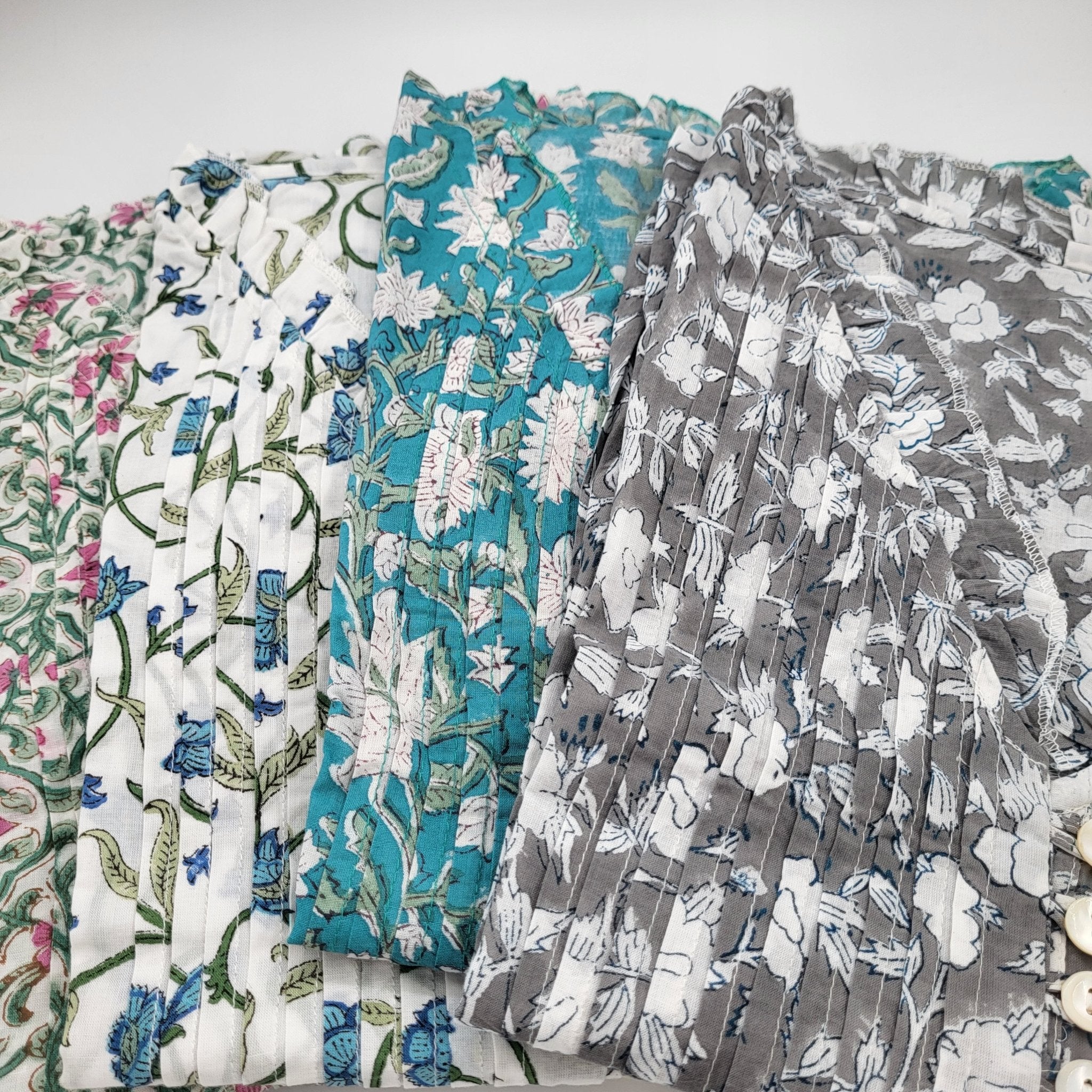 Block-print pleated dress in cotton with a V-neck collar