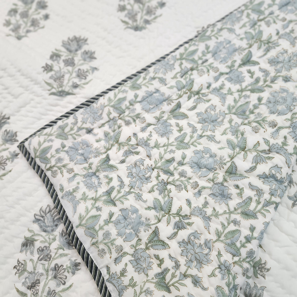 Blue dahlia block-print single quilt, handmade in India, 165 x 241 cm