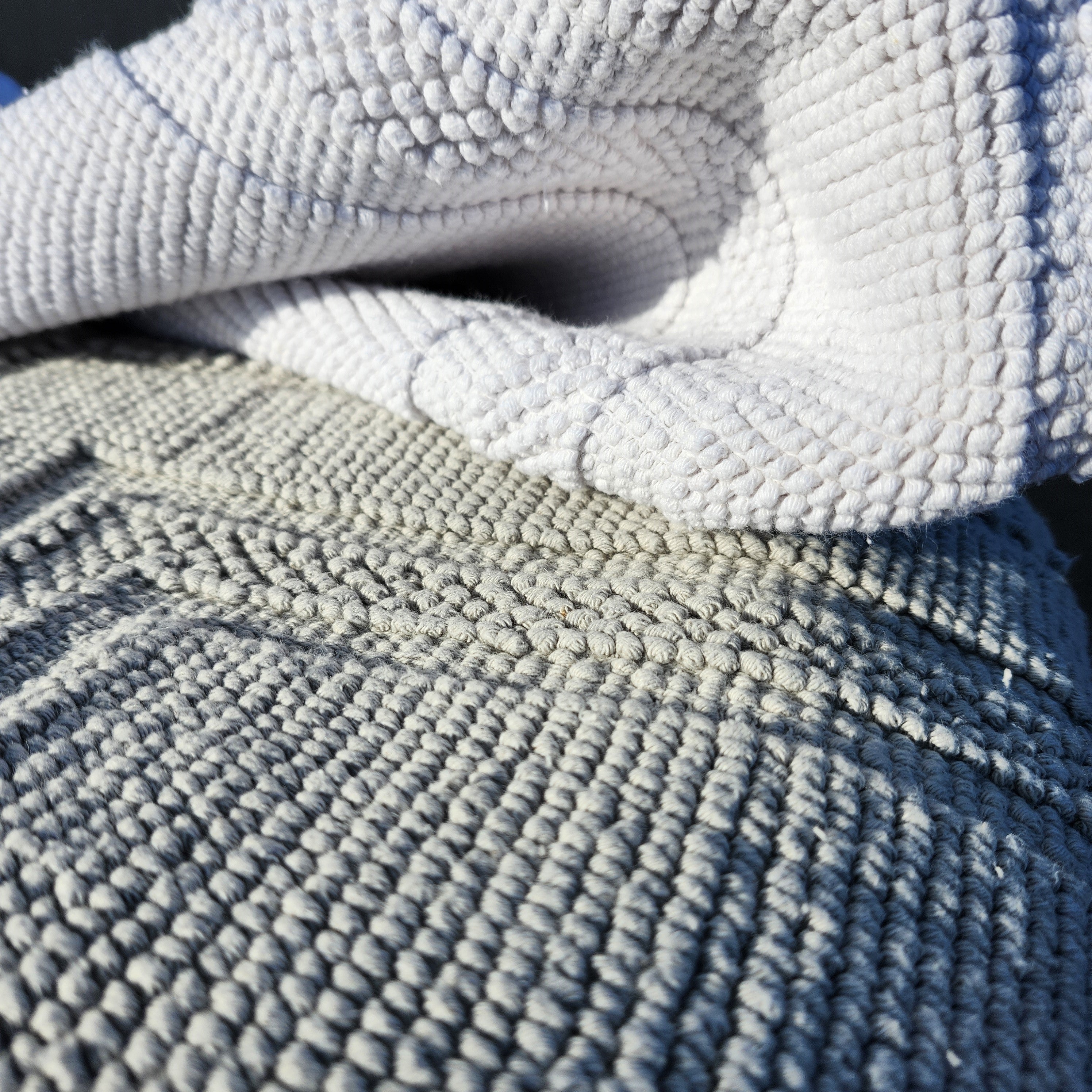 Woven cotton bath mats in white and taupe, looped weave, 100% cotton