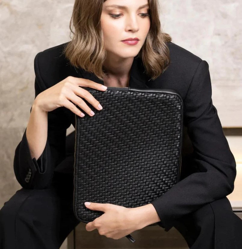 Braided vegan leather laptop case in pine, 35 x 25 cm