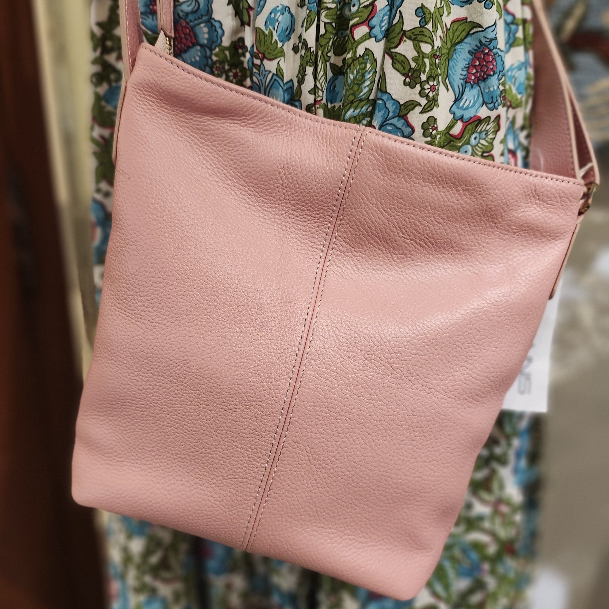 Ceannis small shoulder bag in dusty pink grained leather with adjustable strap