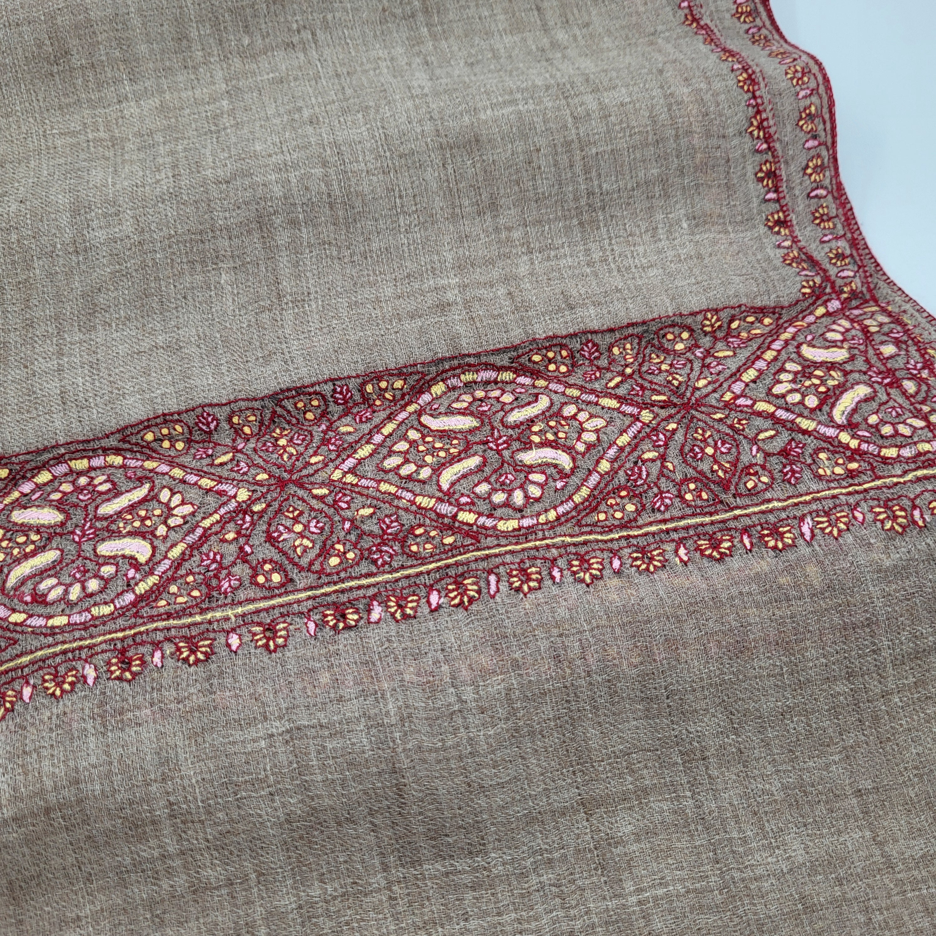 Natural pashmina with hand-embroidered border in burgundy, pink and yellow, 70 x 200 cm