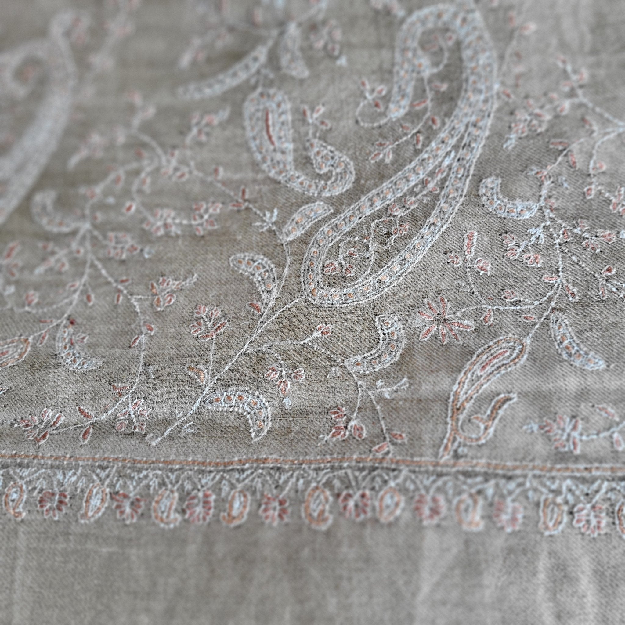 Pashmina shawl with hand-embroidered lilac border on four sides, 103 x 200 cm