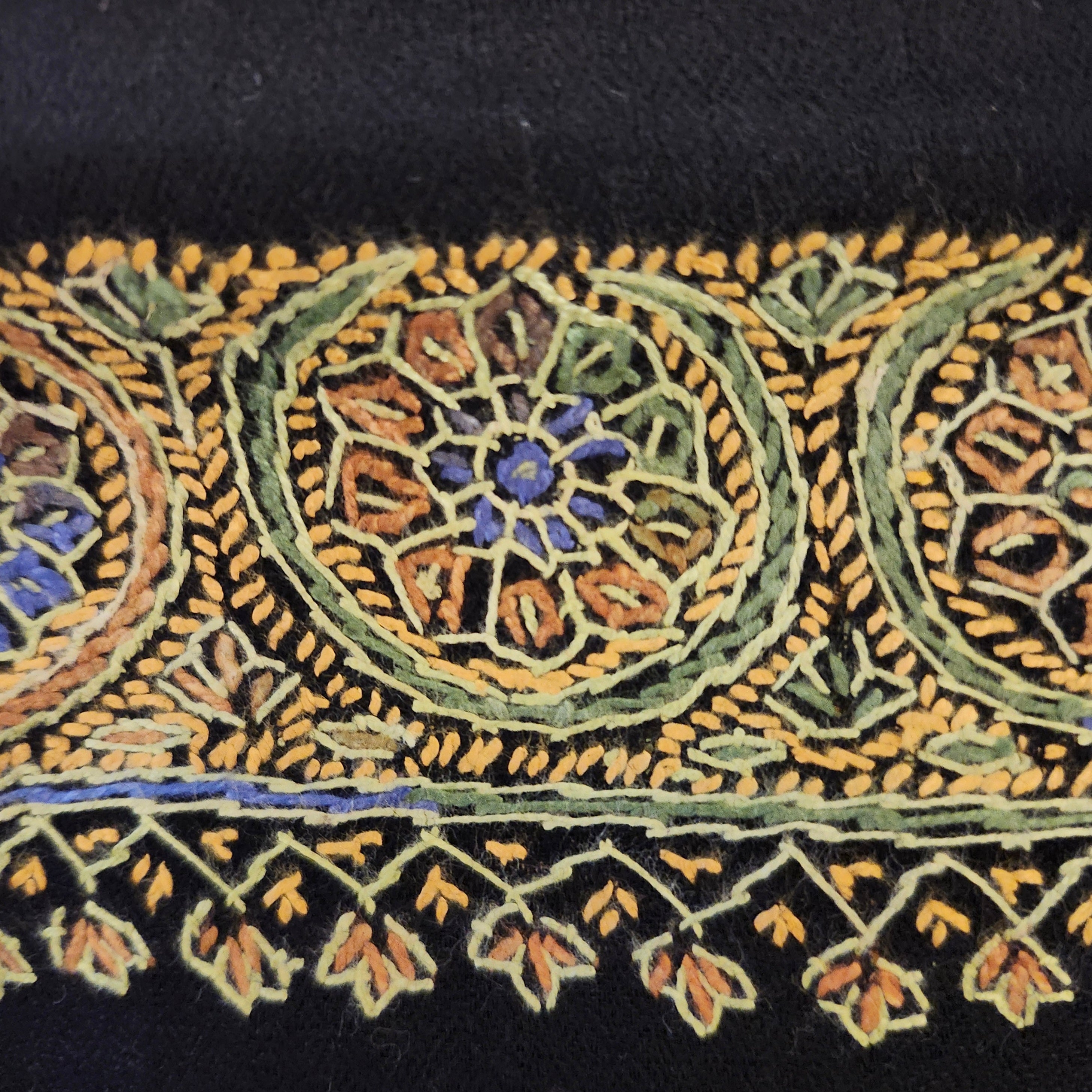 Pashmina with hand-embroidered black border, 70 x 200 cm