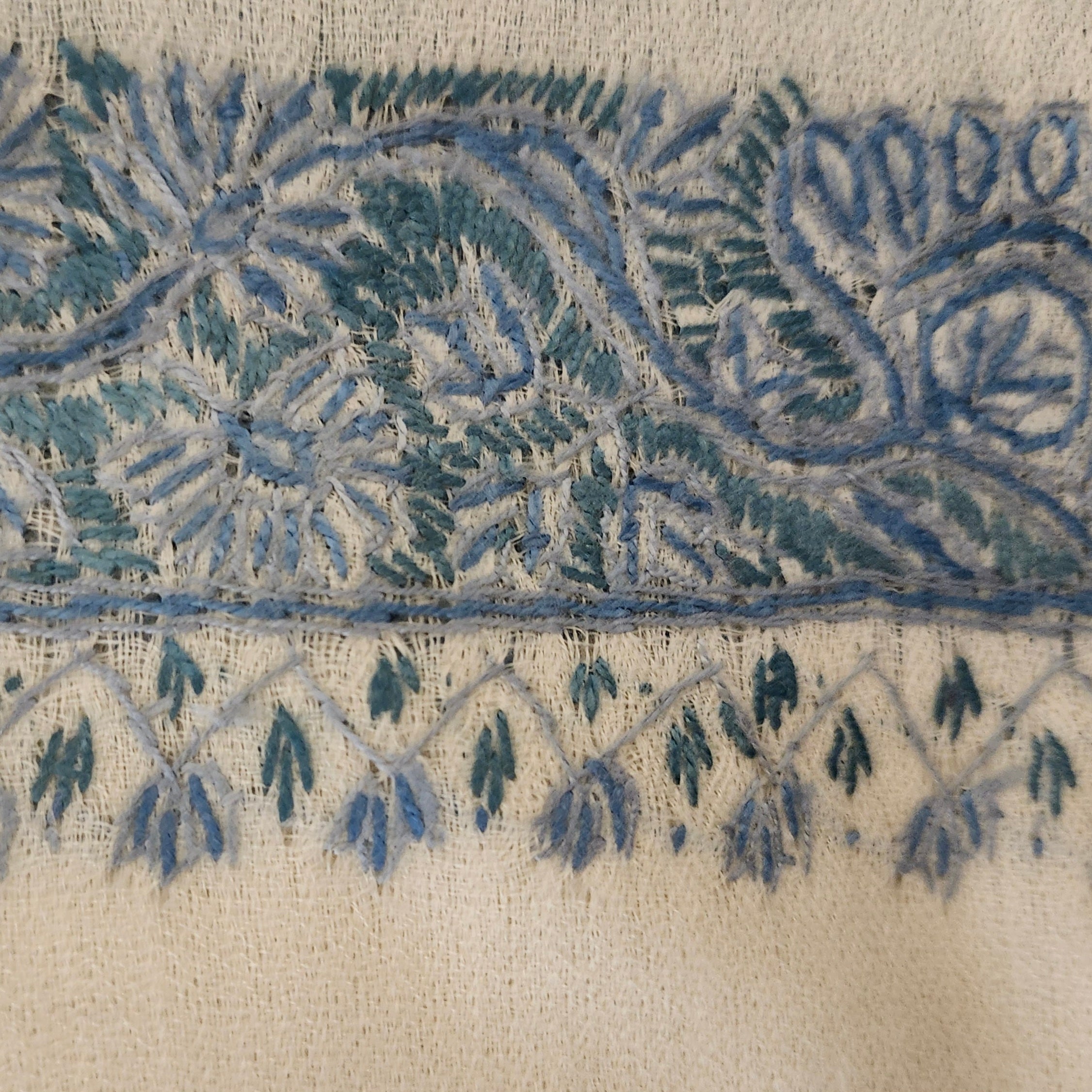Pashmina with hand-embroidered border in white and blue, 70 x 200 cm