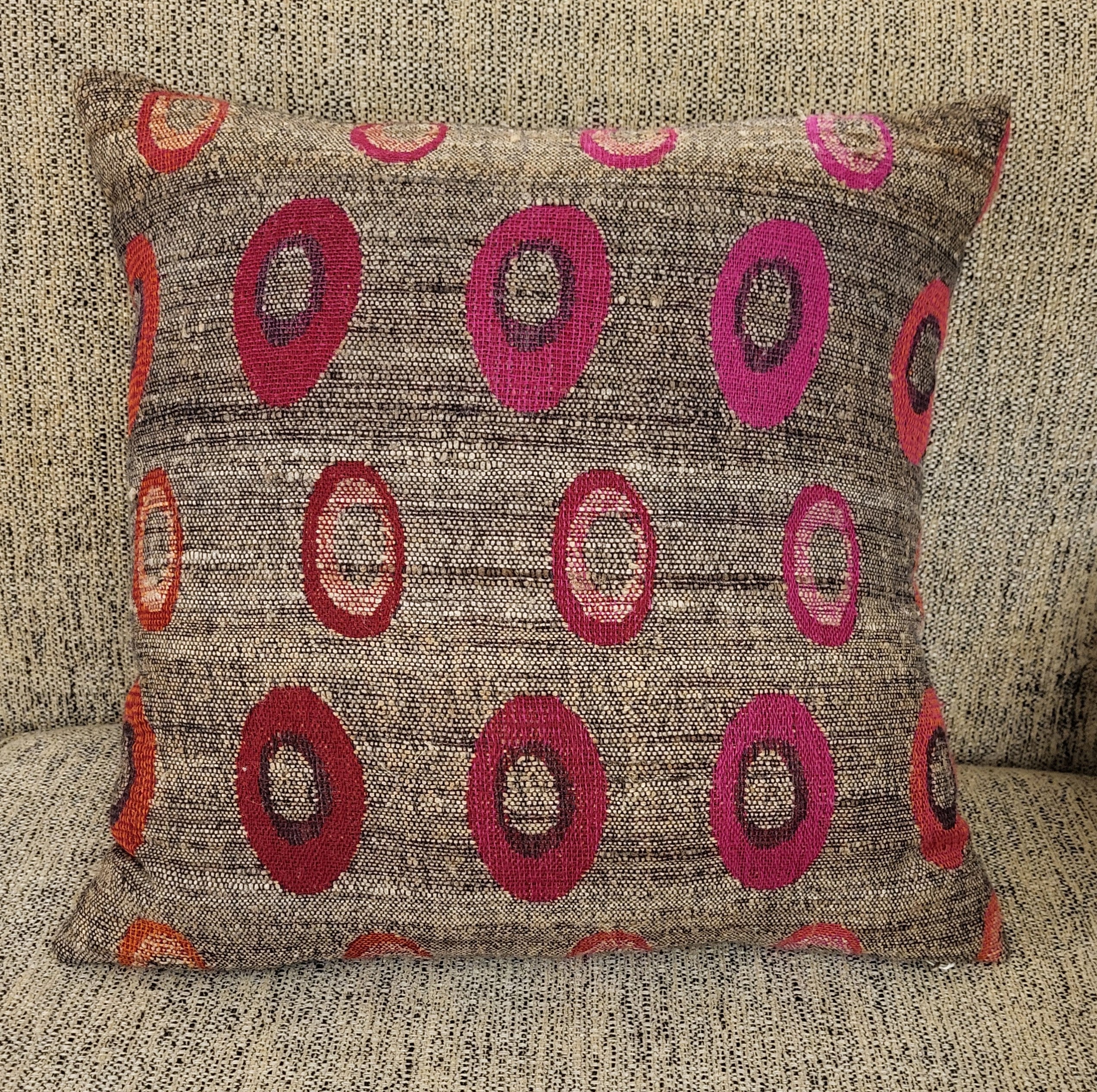 Handwoven O cushion, polka dot pattern in wool and silk, 45 x 45 cm