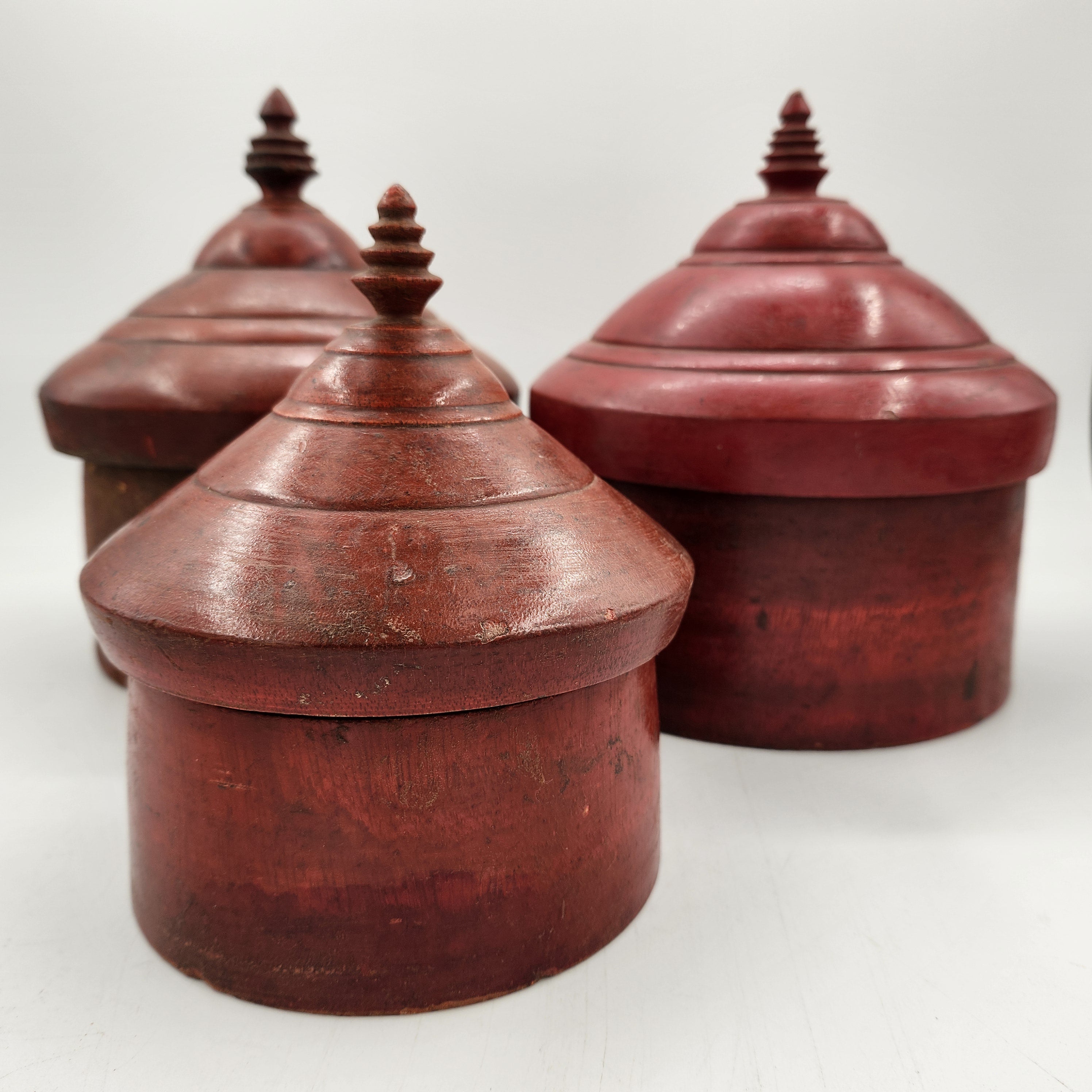 Vintage red lacquer box with stupa-shaped lid, around 14 x 15cm