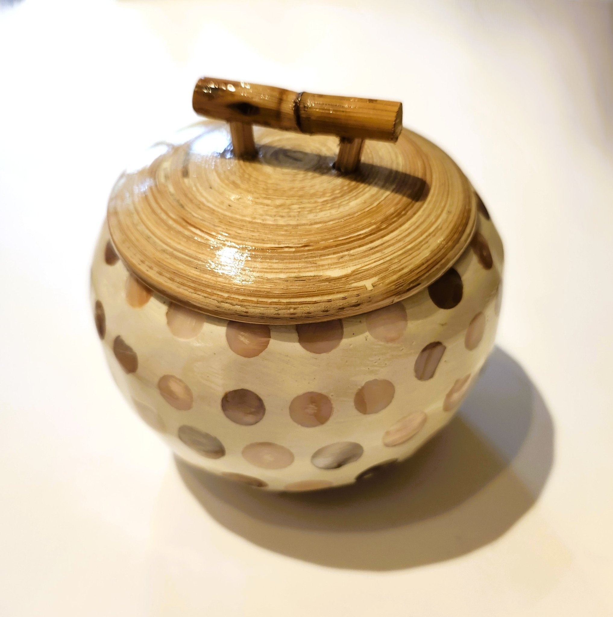 Mother of pearl pot with bamboo lid, round, iridescent shell exterior, for trinkets, 10 cm diameter