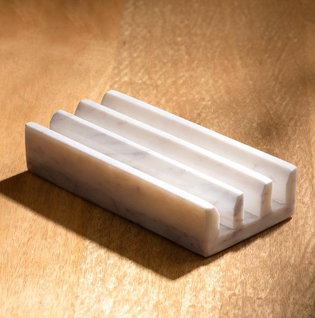 Handcrafted marble chopping board stand, zigzag design, detail
