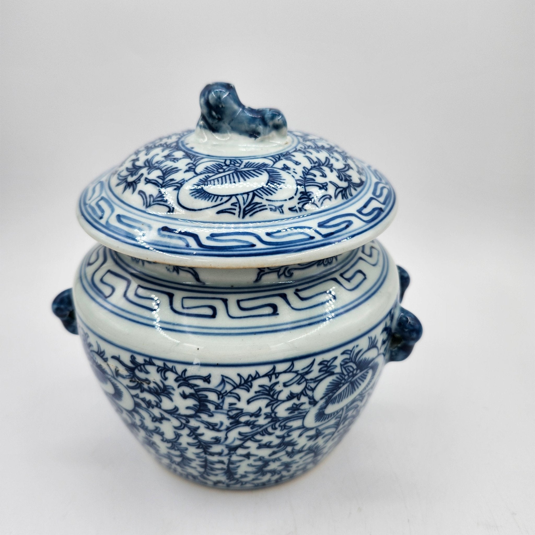Ginger Jar candle, blue and white two-handled pot, detail
