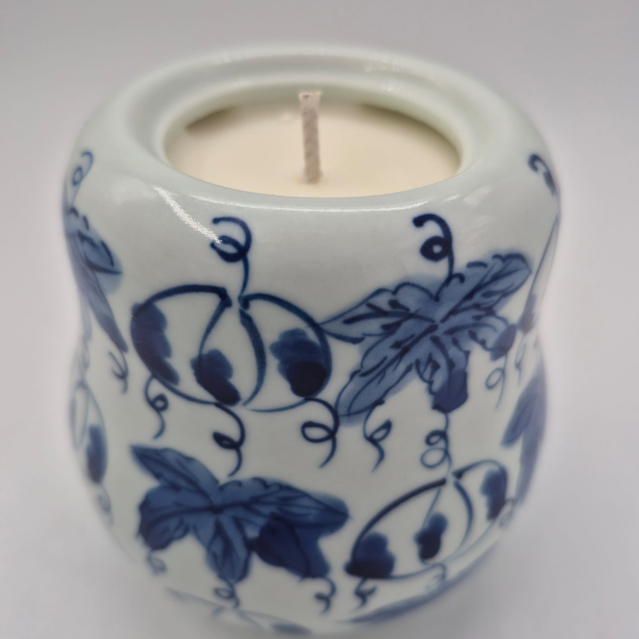 Abundance candle, blue and white lidded pot, organic soy wax, detail