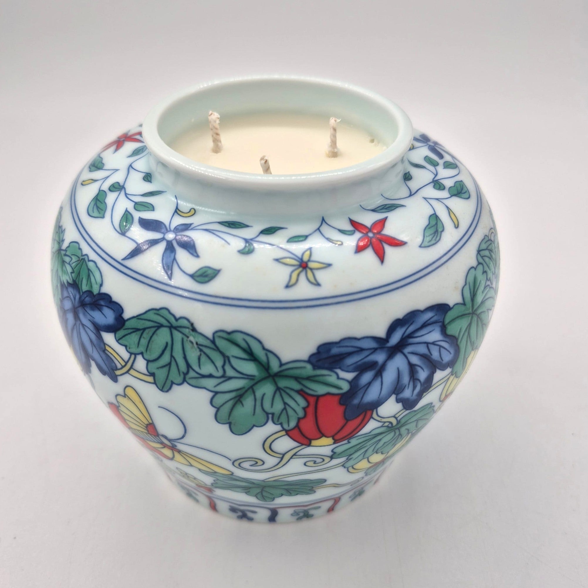 Butterfly Garden scented candle in blue and white ceramic pot, organic soy wax, detail