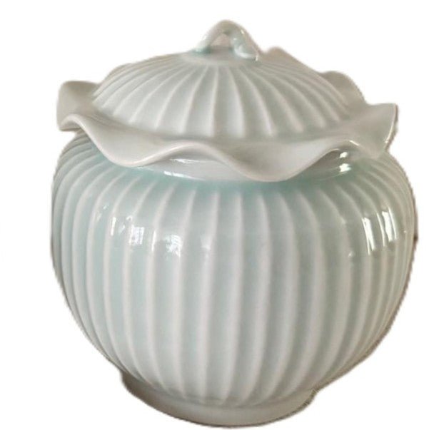 Clarity candle in fluted ceramic pot, Stanley scent, detail