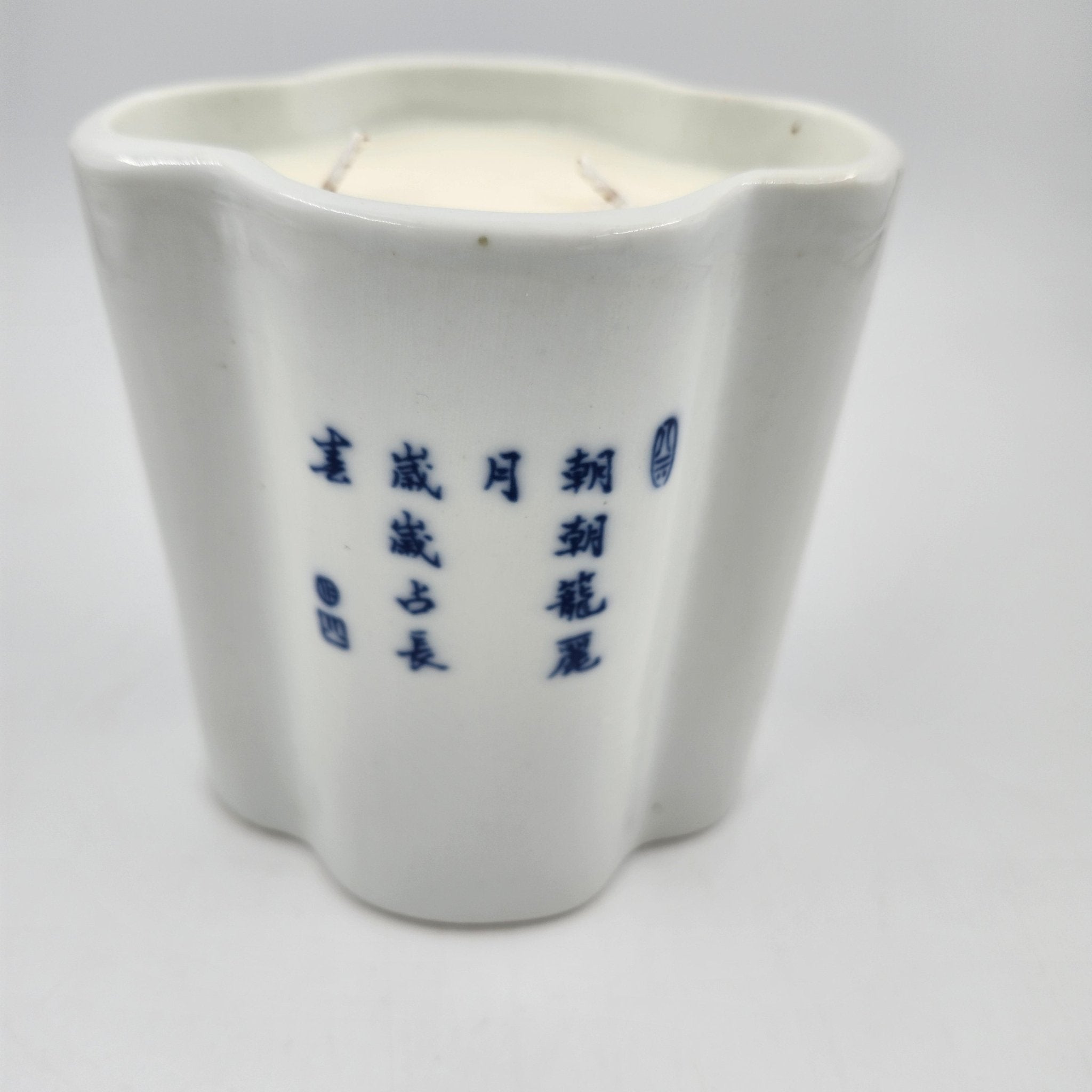 Ceramic scented candle with Chinese inscription on the rear