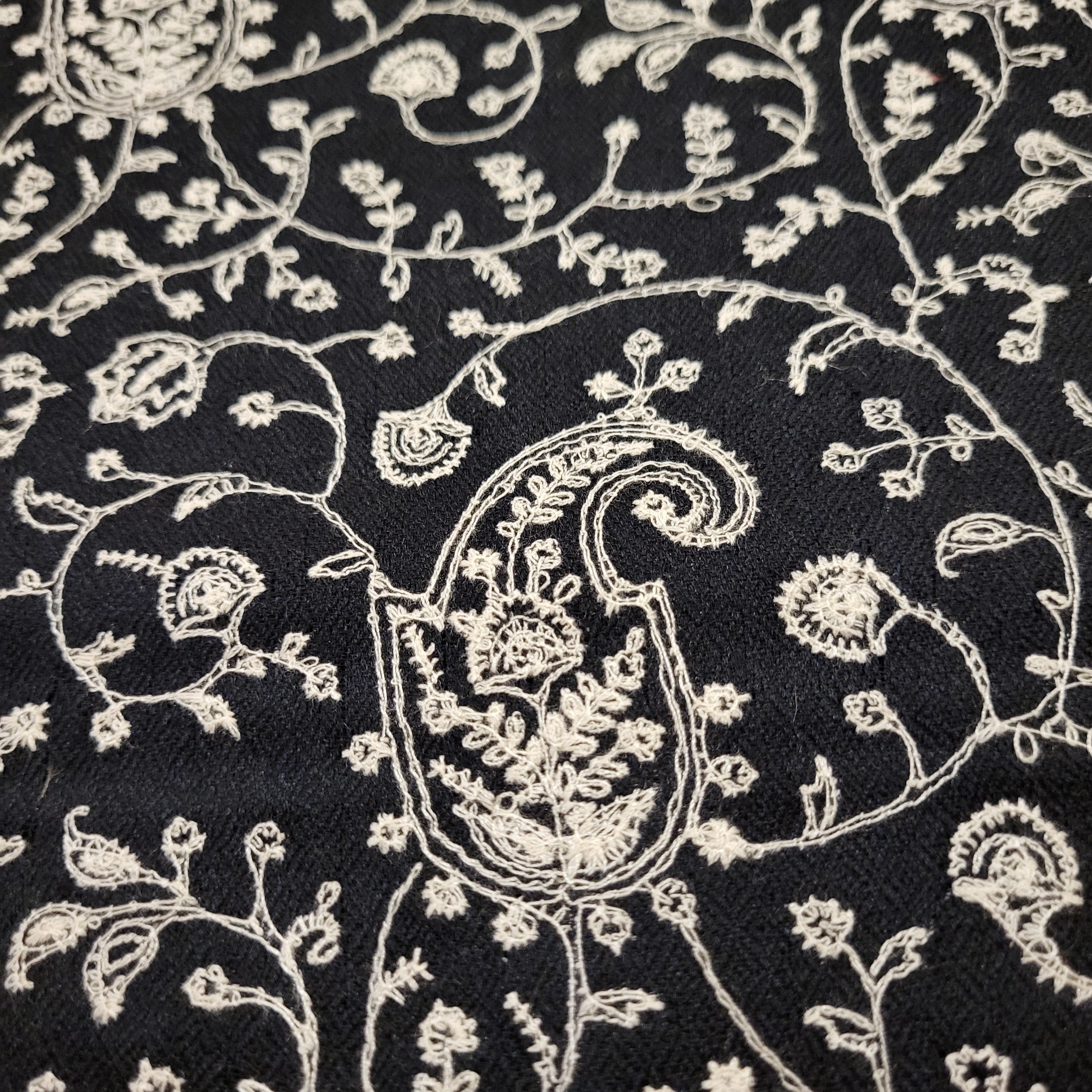 Black pashmina with white paisley embroidery, 75 x 200 cm