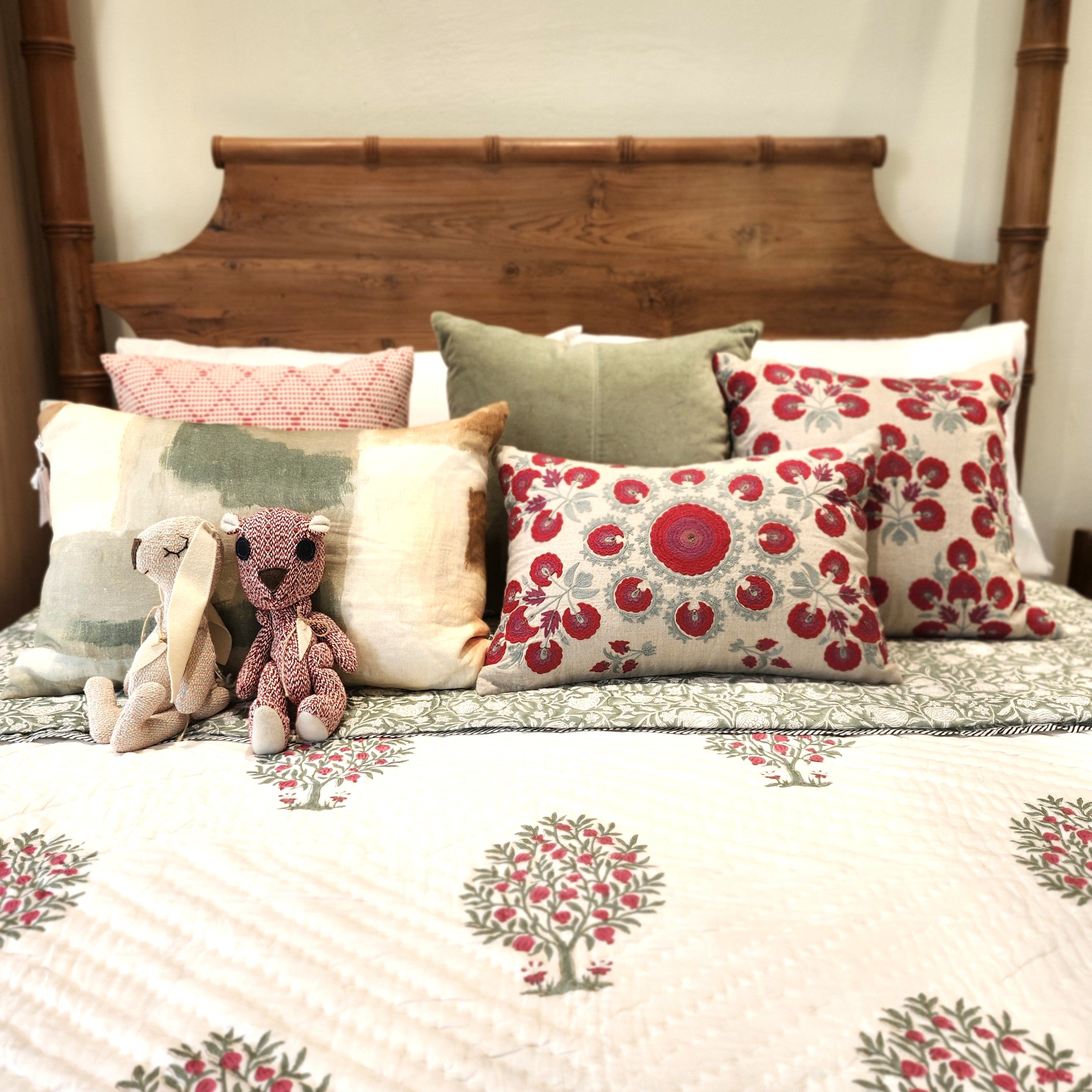Queen four poster bed, bamboo-effect posts with finials, side view