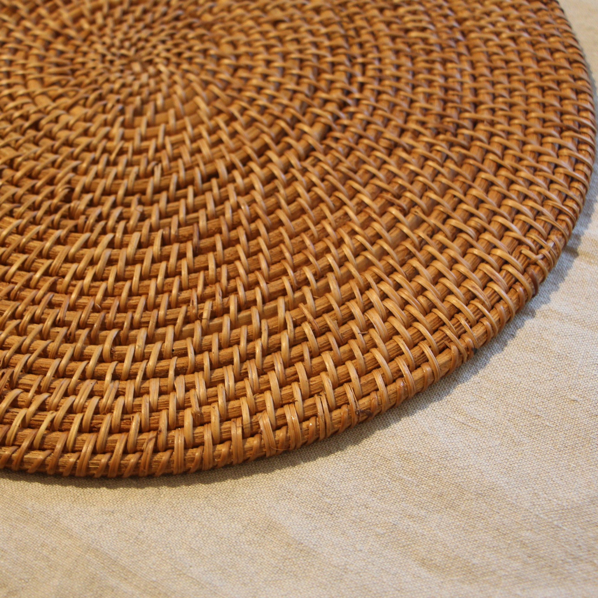 Round rattan placemat, 30 cm, natural rattan, styled