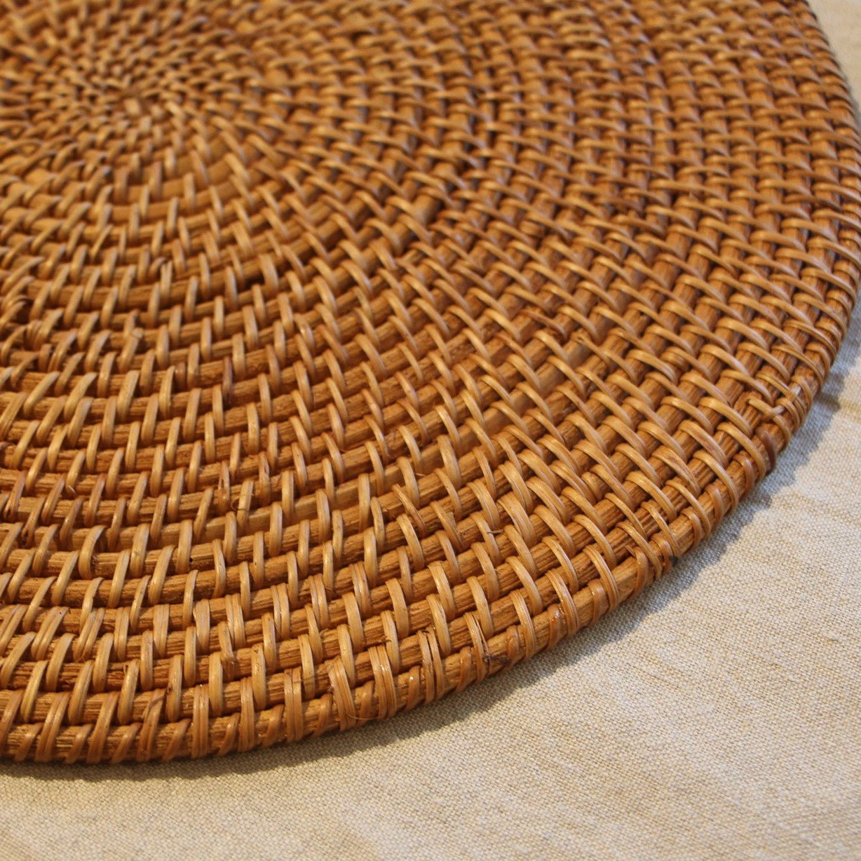 Round woven rattan placemat, natural rattan, 35 cm diameter