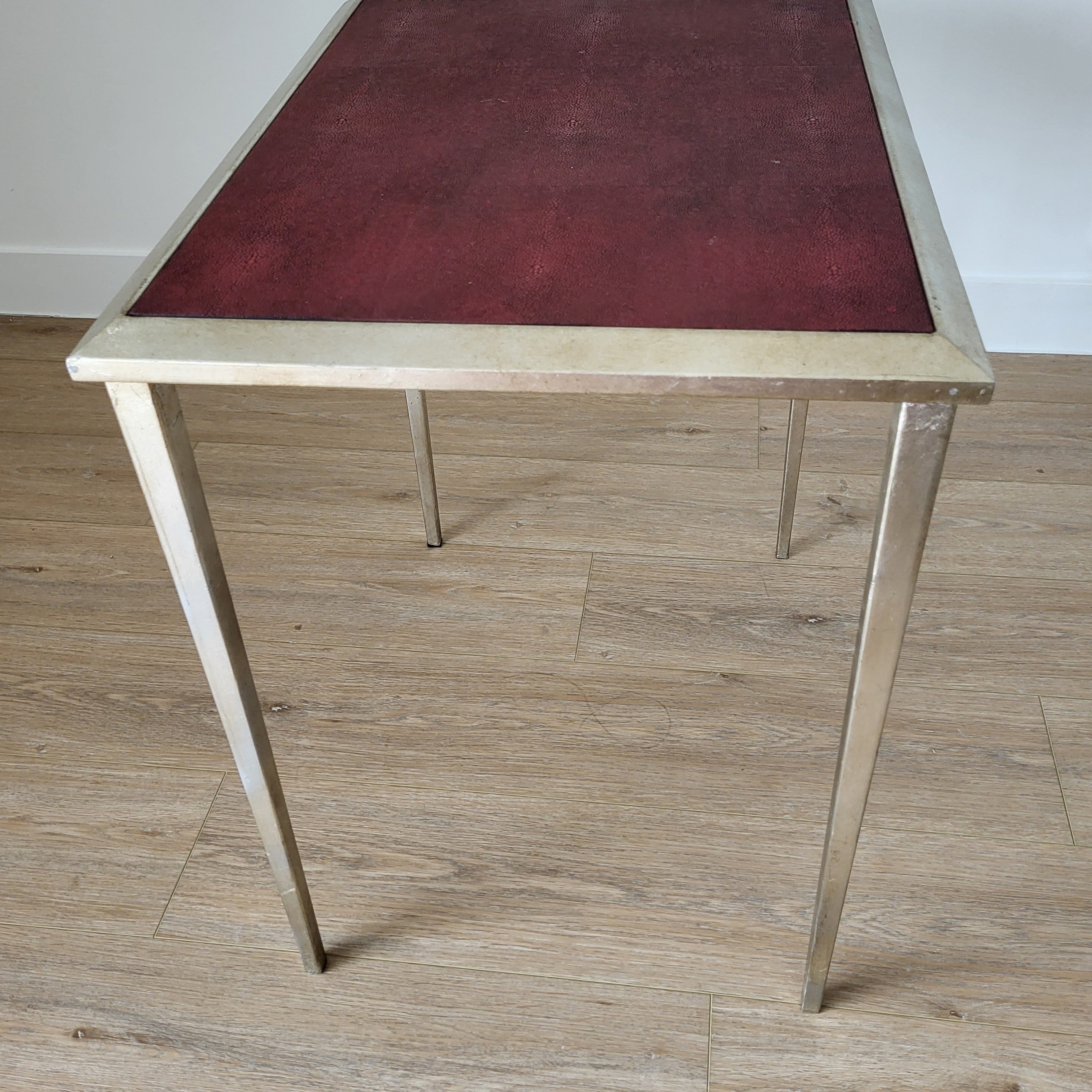 Red faux shagreen side table, 60 x 60 x 45 cm, close-up of surface and legs