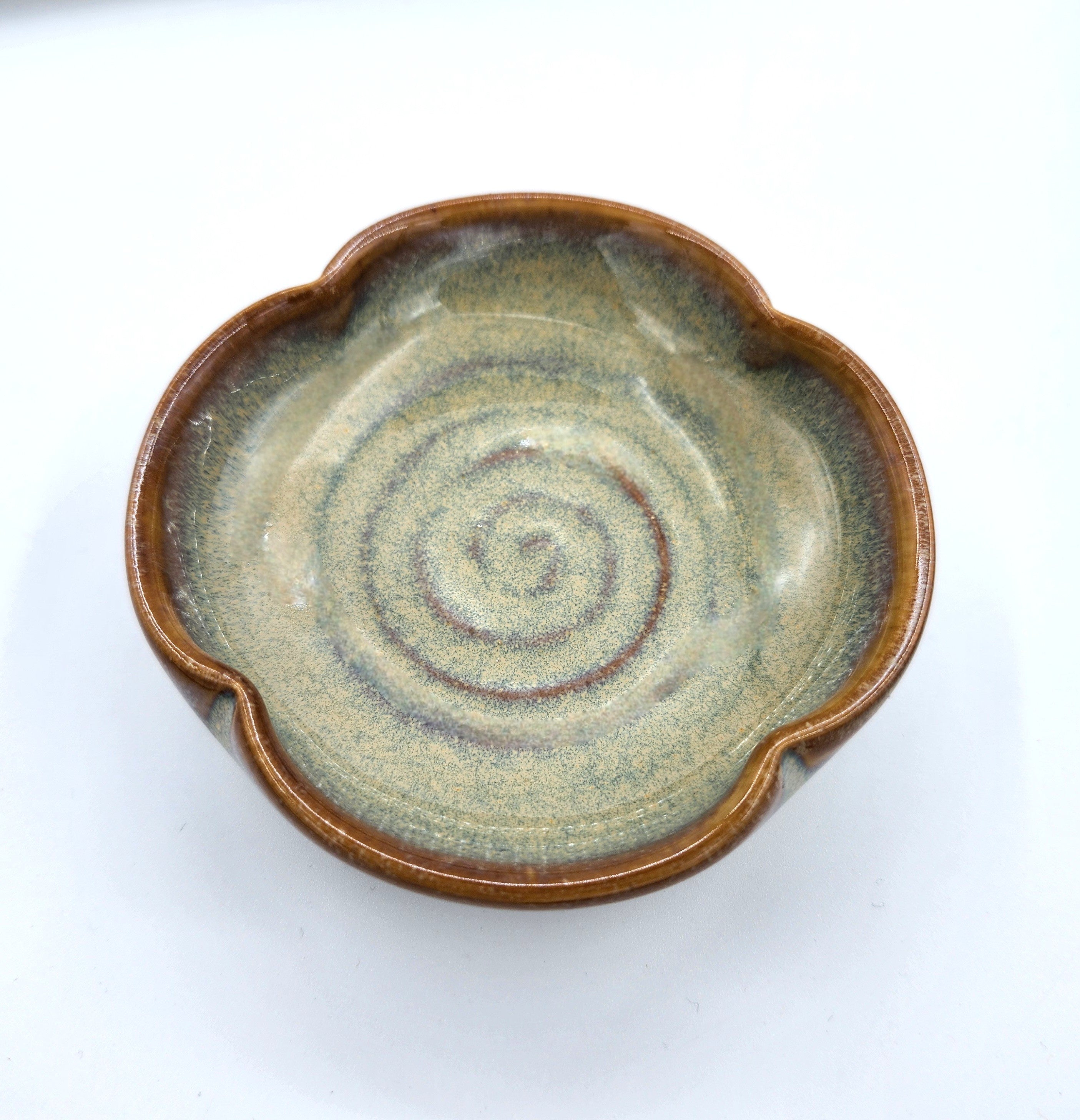 Round quatrefoil dish in speckled jade with polished glaze, soap or sauce dish, 9cm