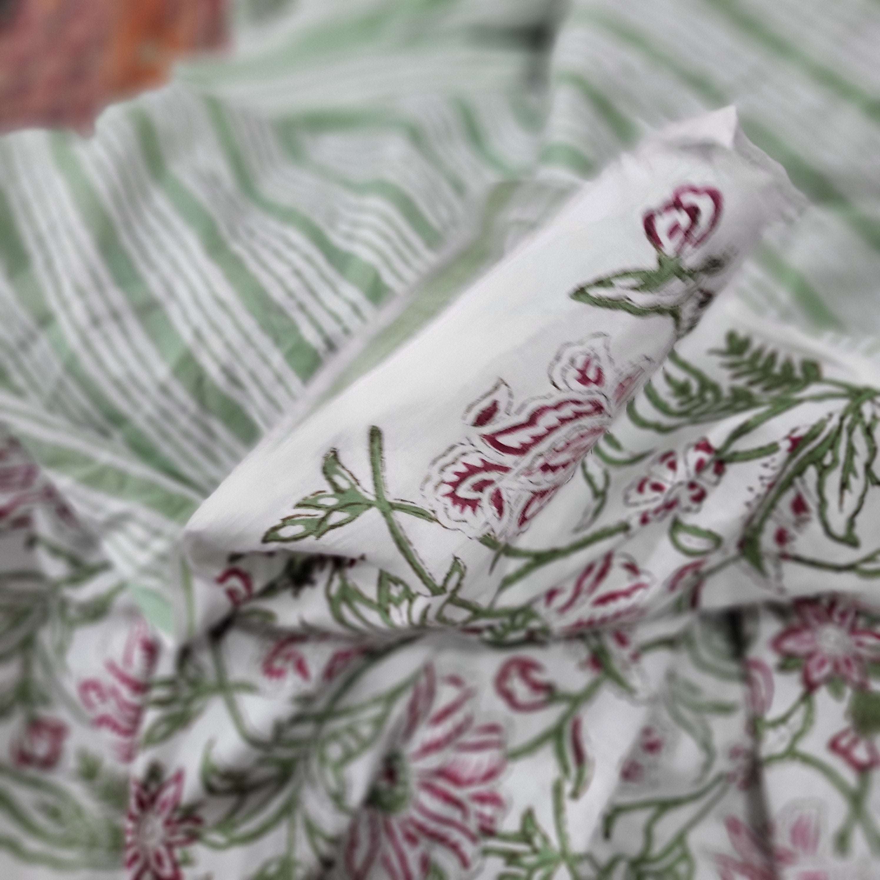 White Blossom reversible cotton table runner