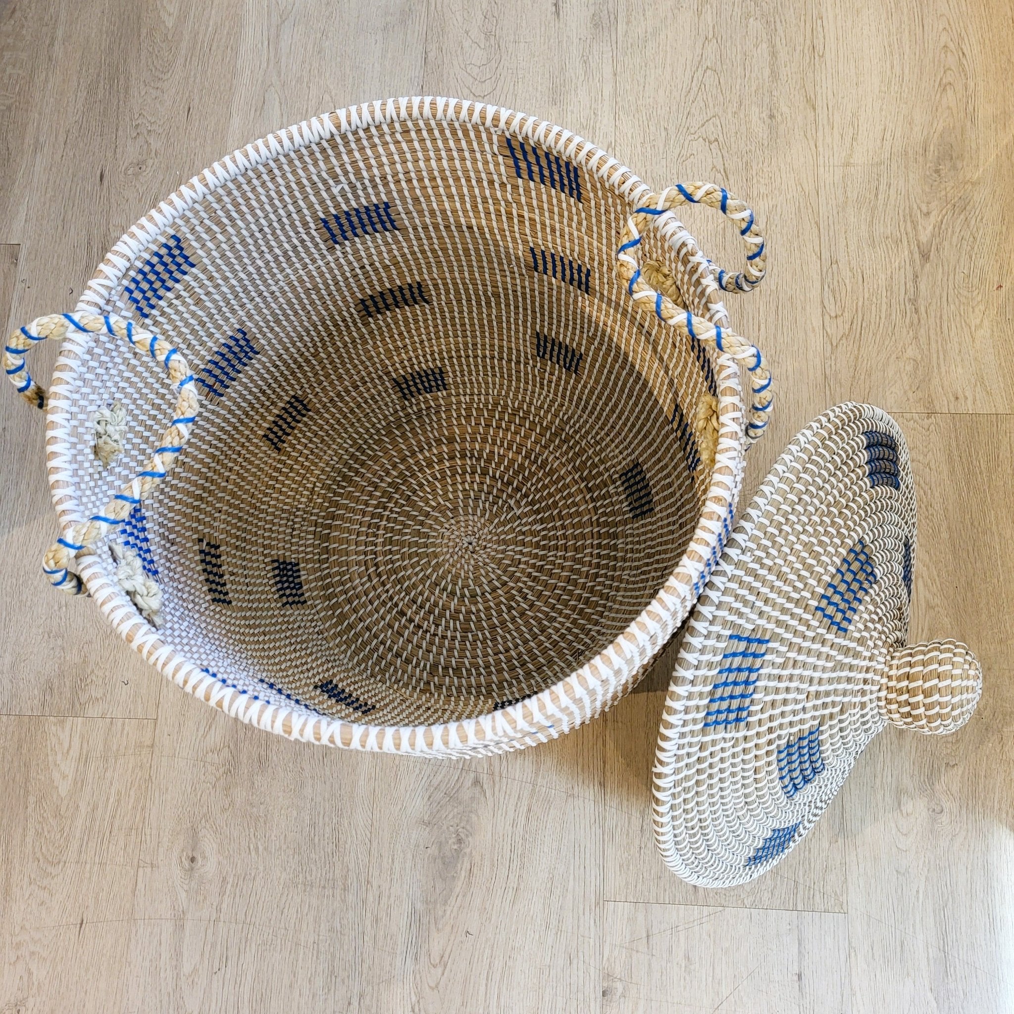 Medium blue seagrass laundry basket with lid, side view