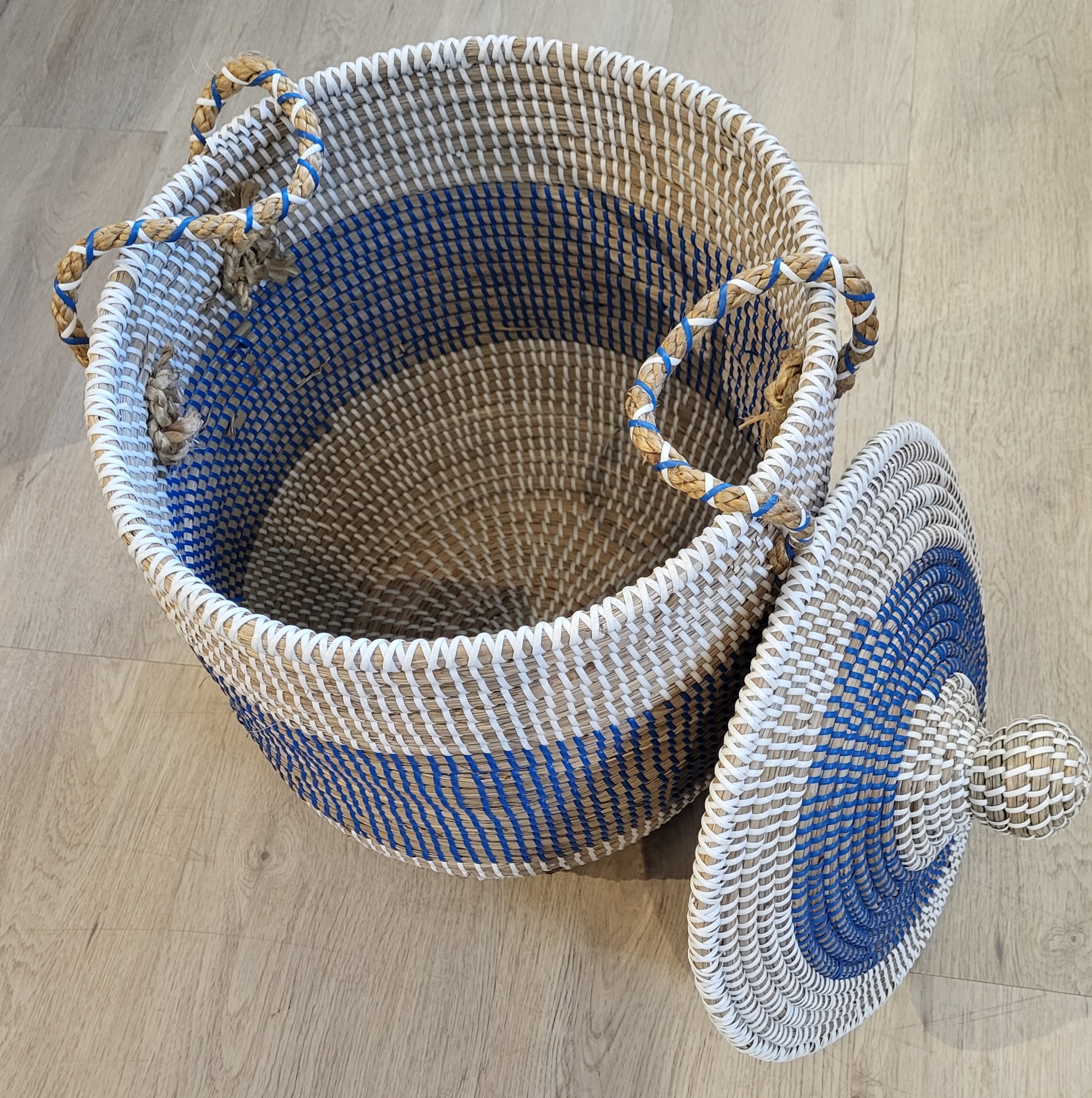 Small blue seagrass laundry basket with lid, detail
