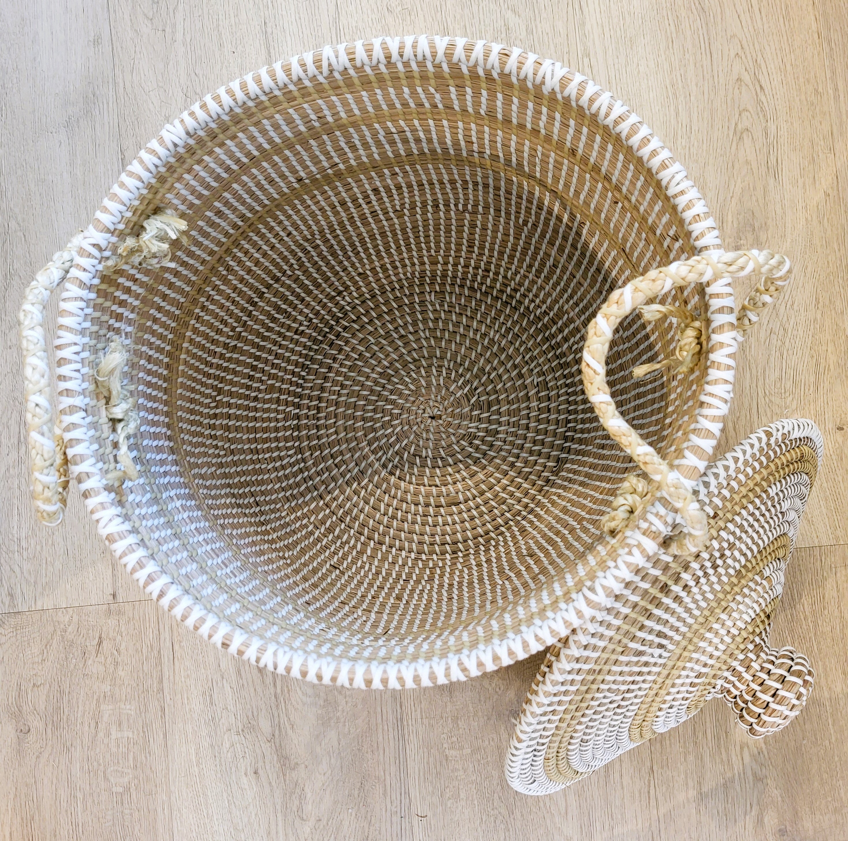 Small white seagrass laundry basket with lid, detail