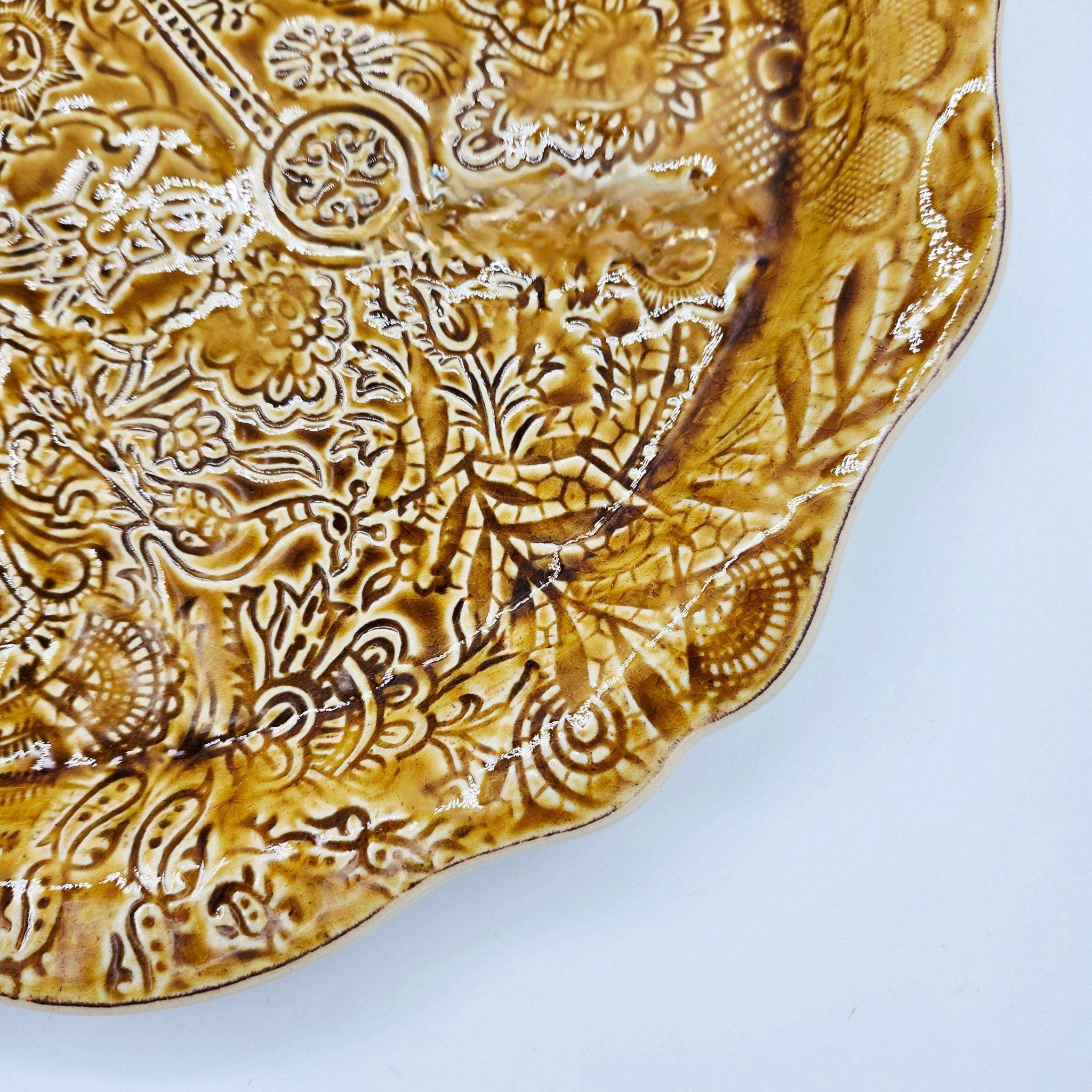 Sthal pineapple pizza serving plate, white stoneware, detail