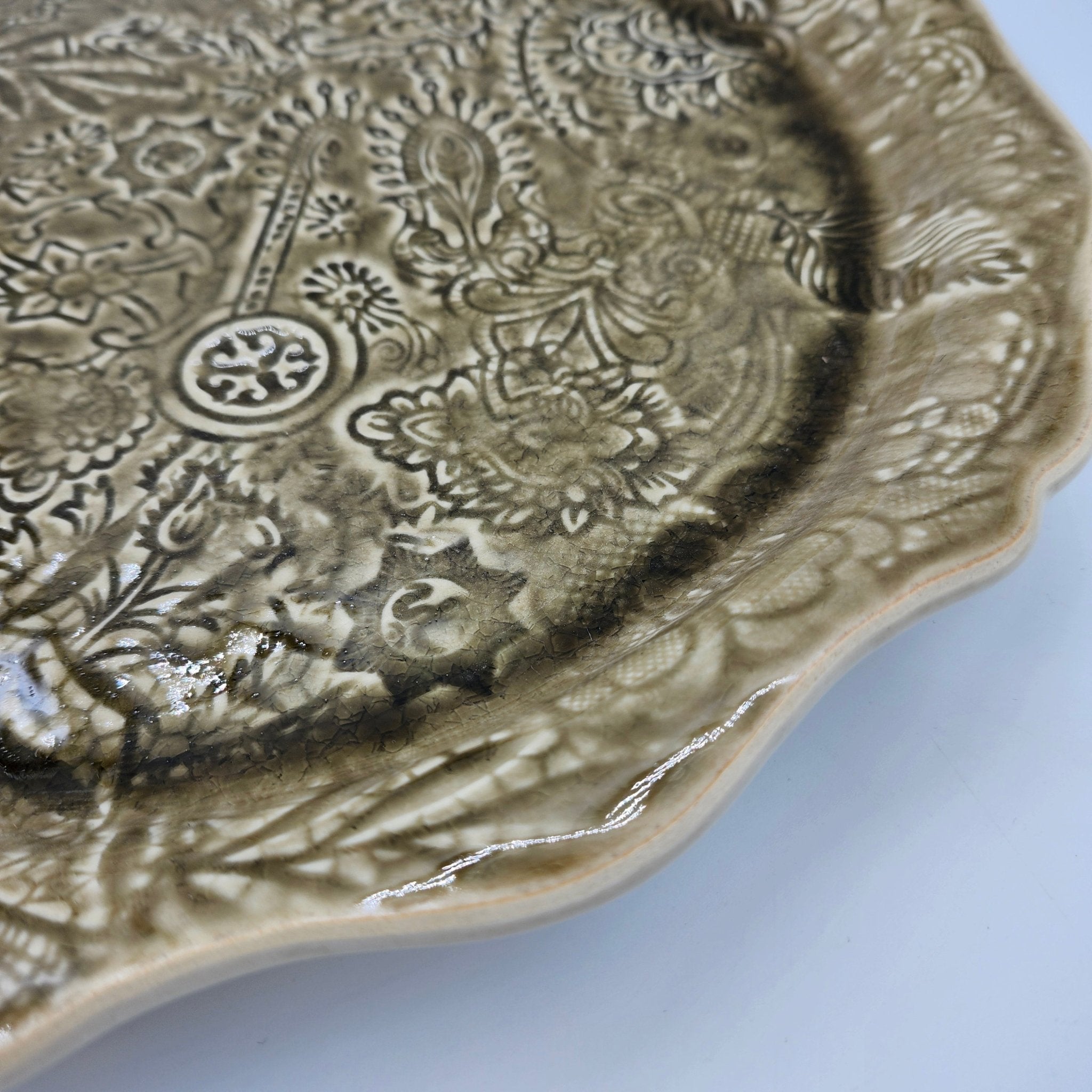 Sthal sand pizza serving plate, white stoneware, detail