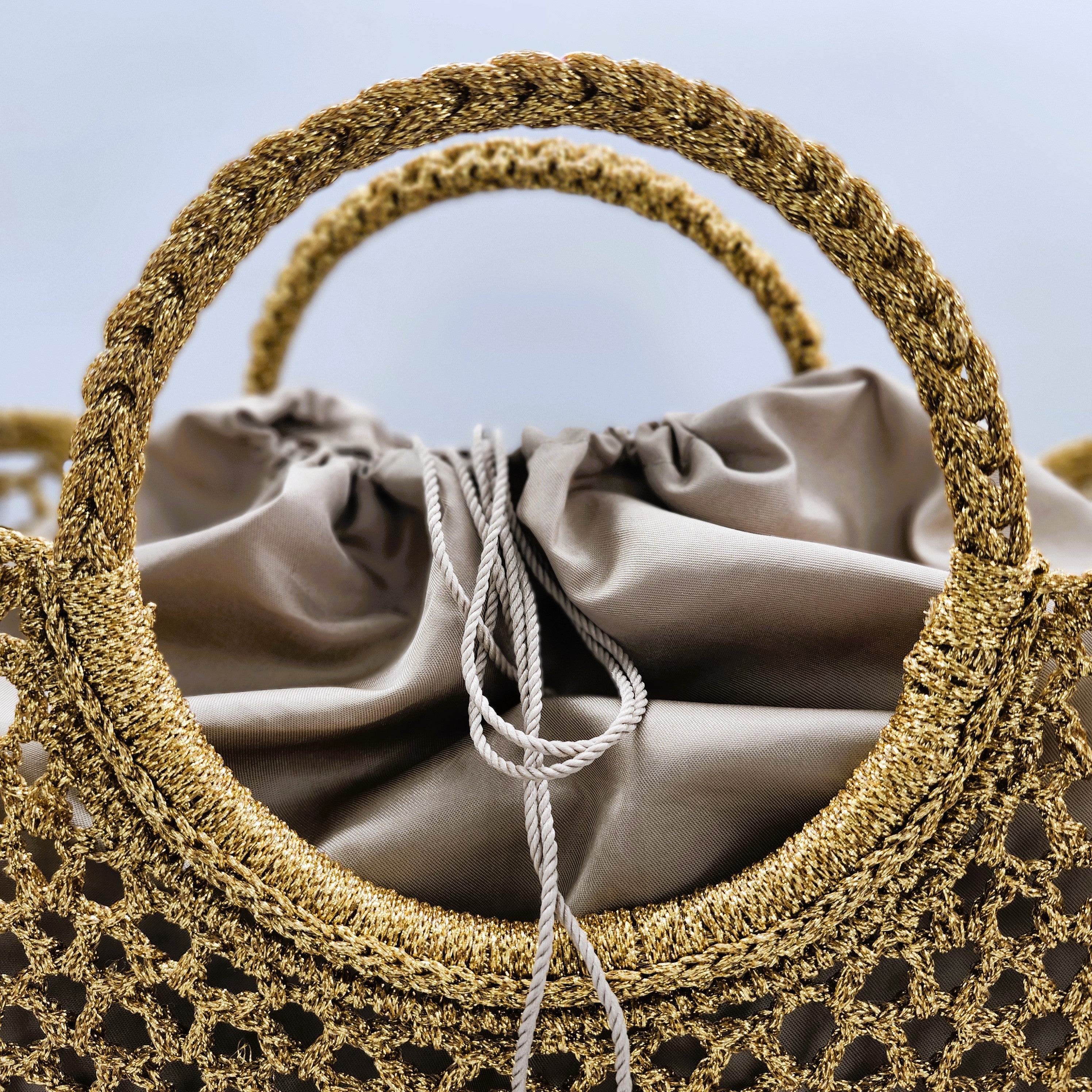 Ceannis gold summer basket with detachable lining