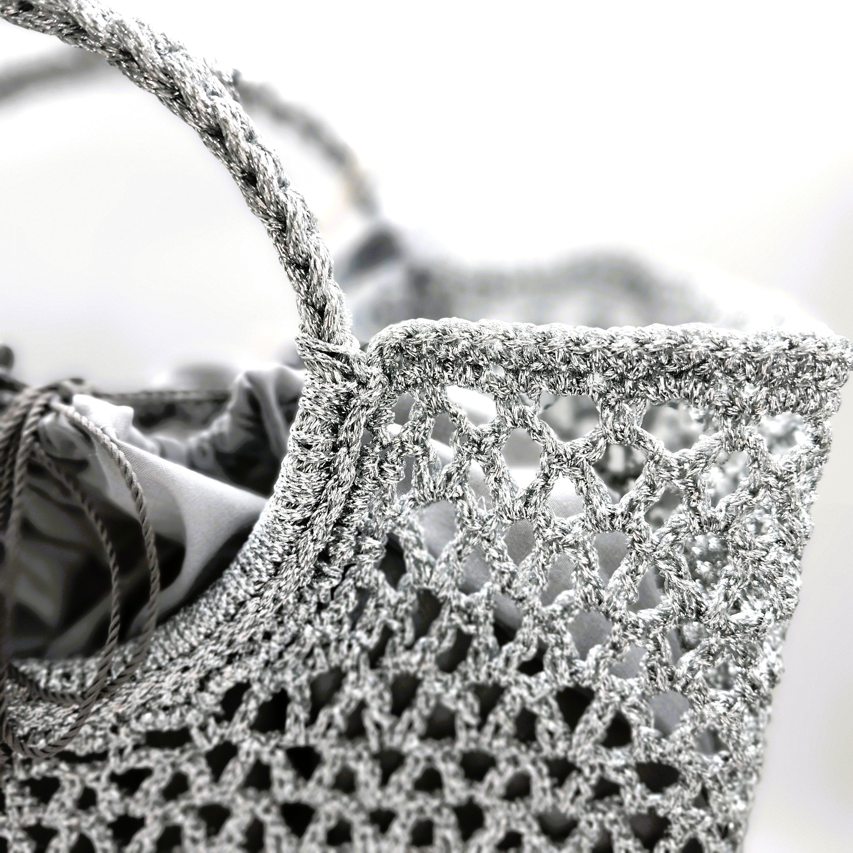 Ceannis silver summer basket with detachable lining