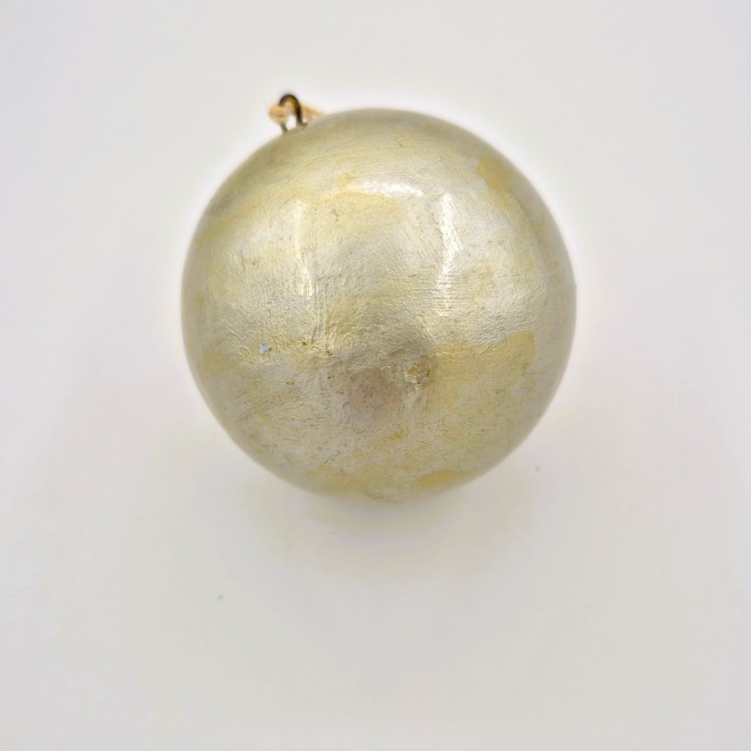 Hand-painted silver Christmas bauble, 7 cm, in wood, paper and cotton with an organic finish
