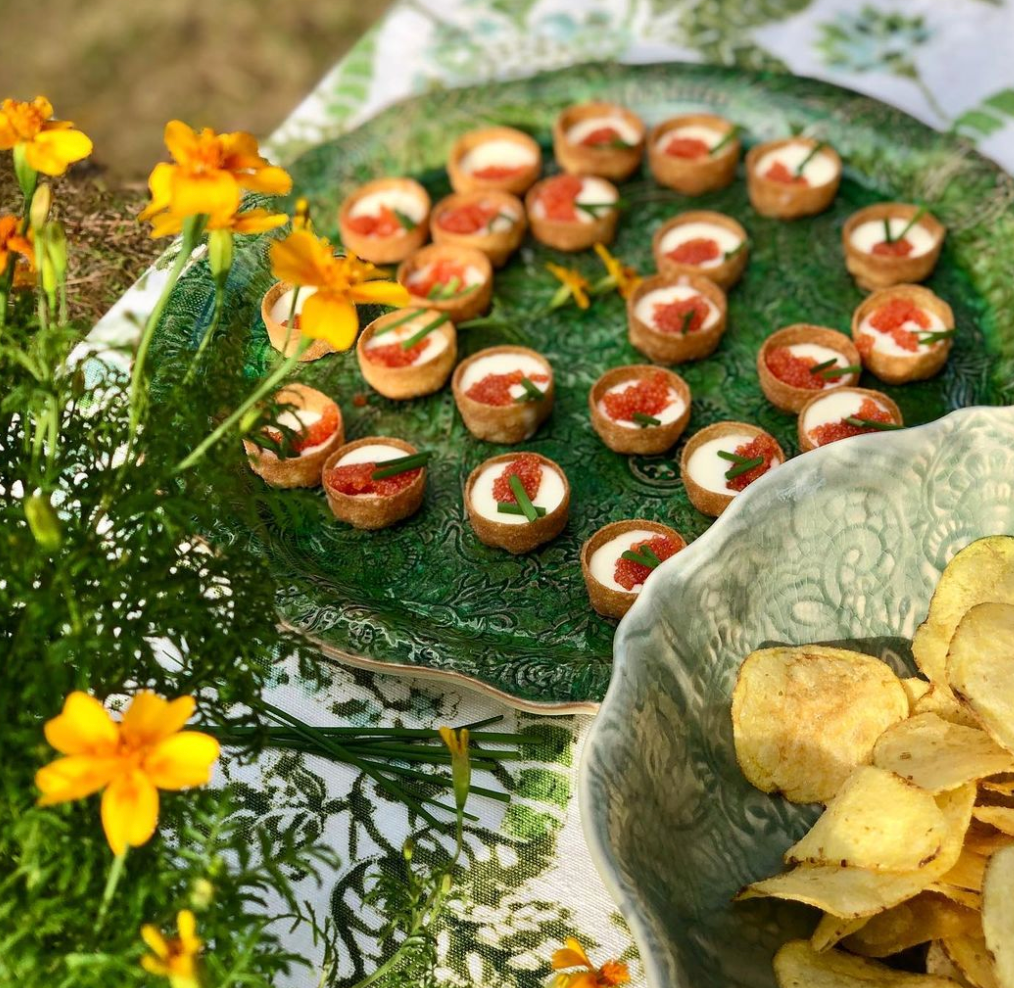 Sthal seaweed pizza serving plate, white stoneware, detail