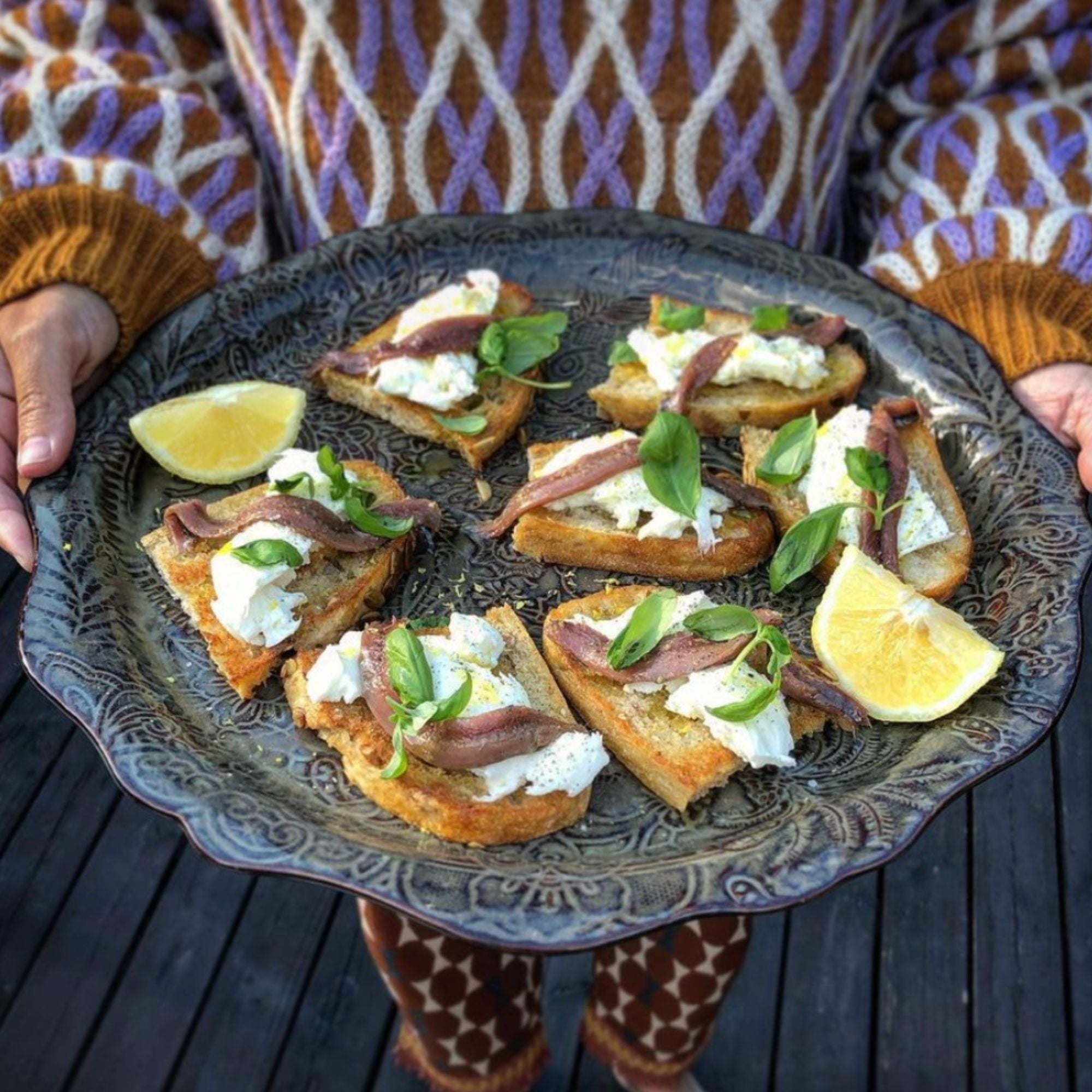 Sthal fig pizza serving plate, white stoneware, detail