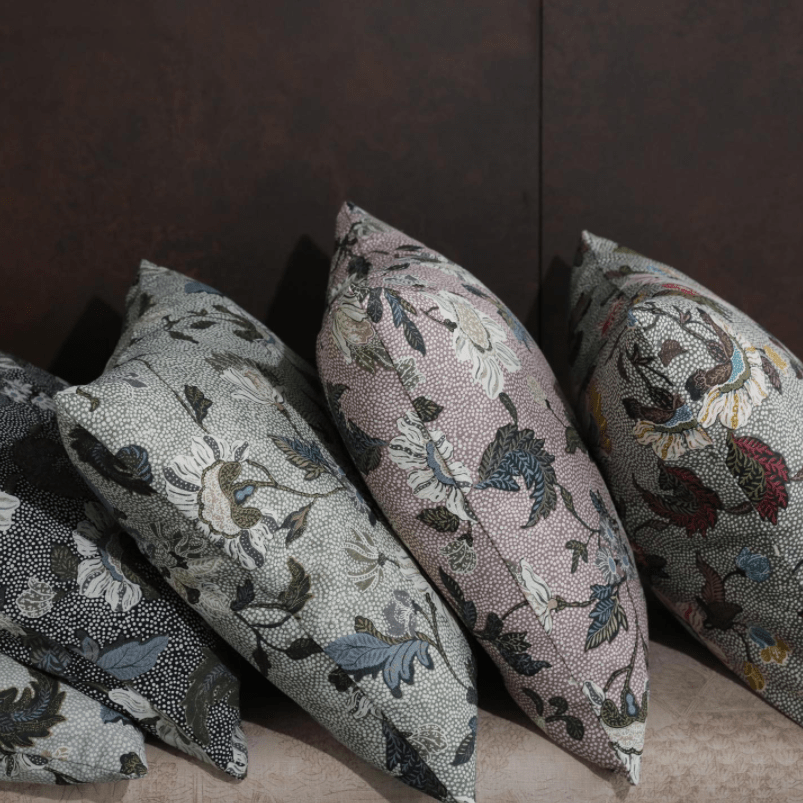 Ceannis Flower Linen cushion in dusty pink