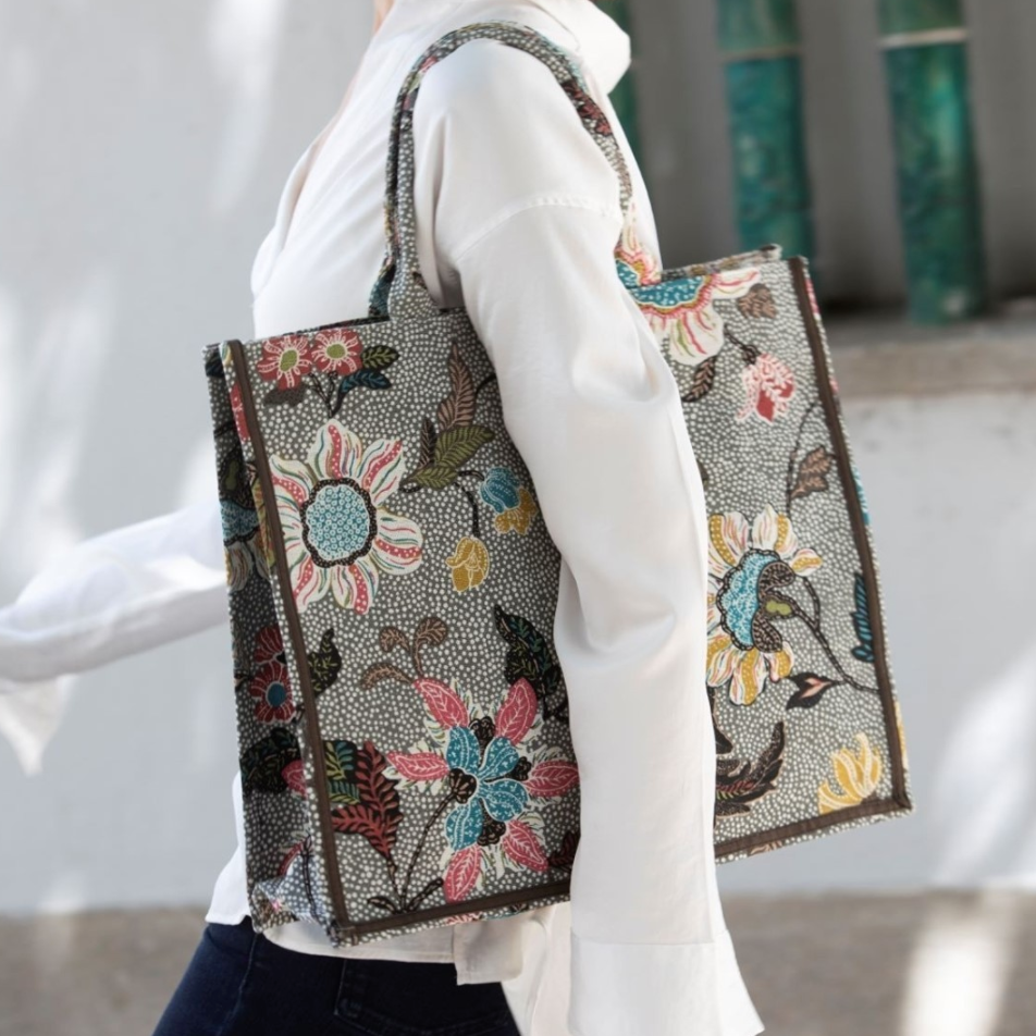 Grey flower linen shopper bag, Ceannis, detail of printed pattern