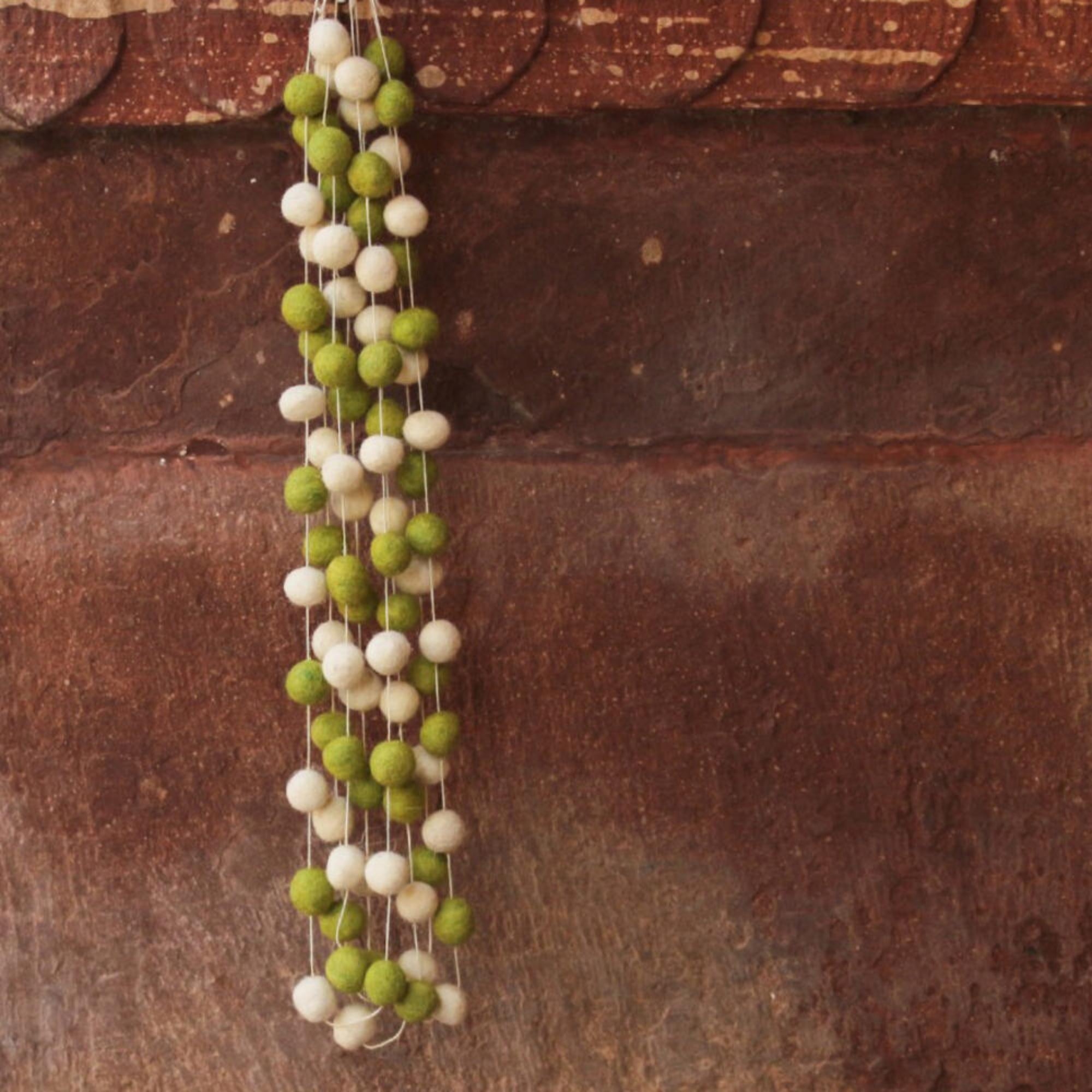 Handwoven felt pom-pom garland in green and white, 60 cm, Jaipur