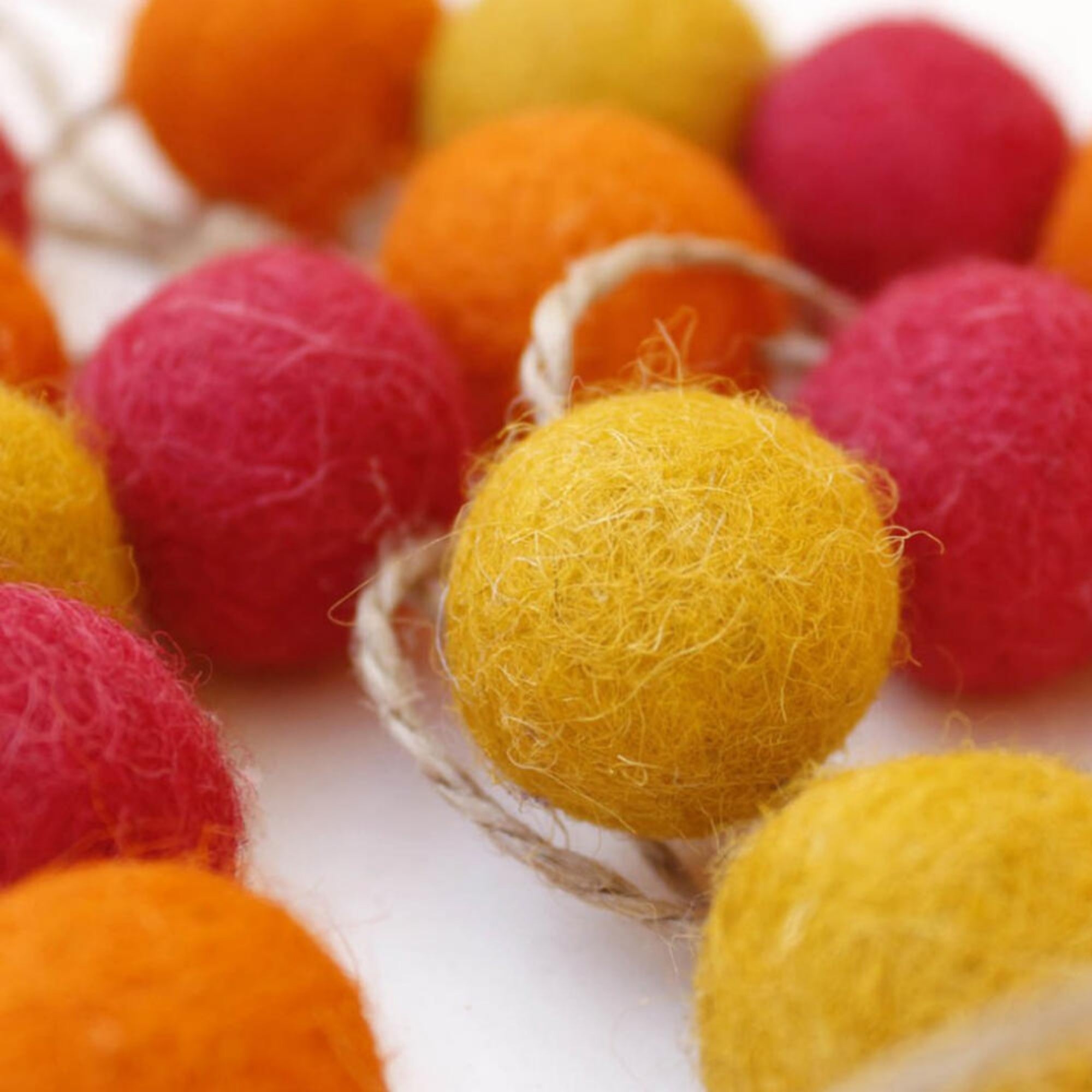 Felt pom-pom garland in warm tones, handwoven, India, detail