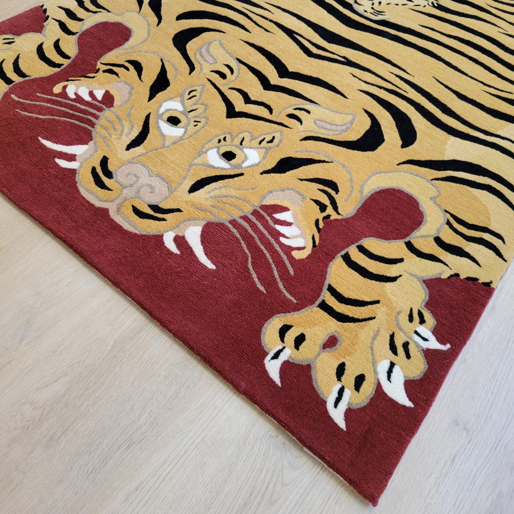 Tiger rug in pure wool, hand knotted in Nepal, Tibetan design, detail view