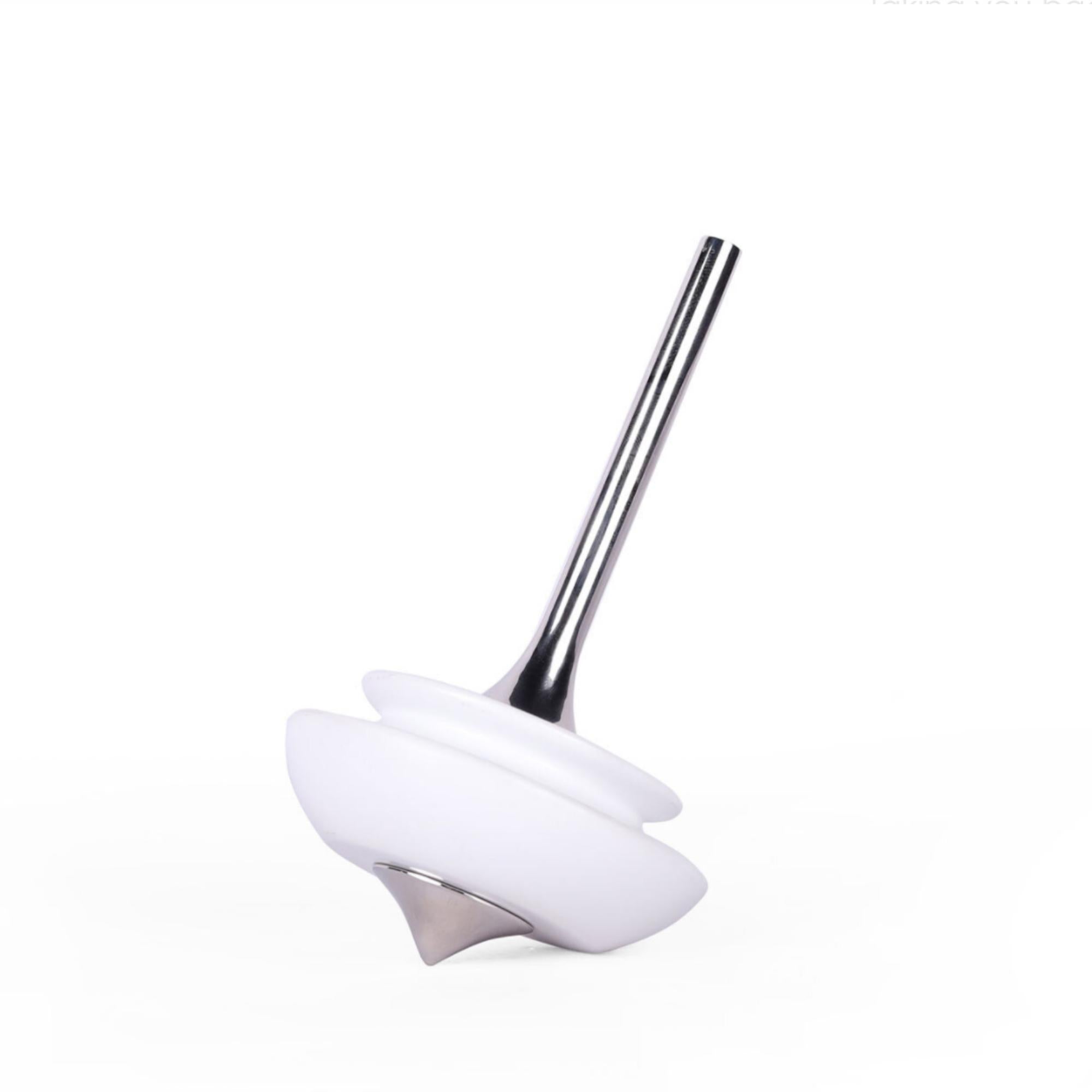 Tip-Top spinning top in white high-gloss lacquer with nickel detailing