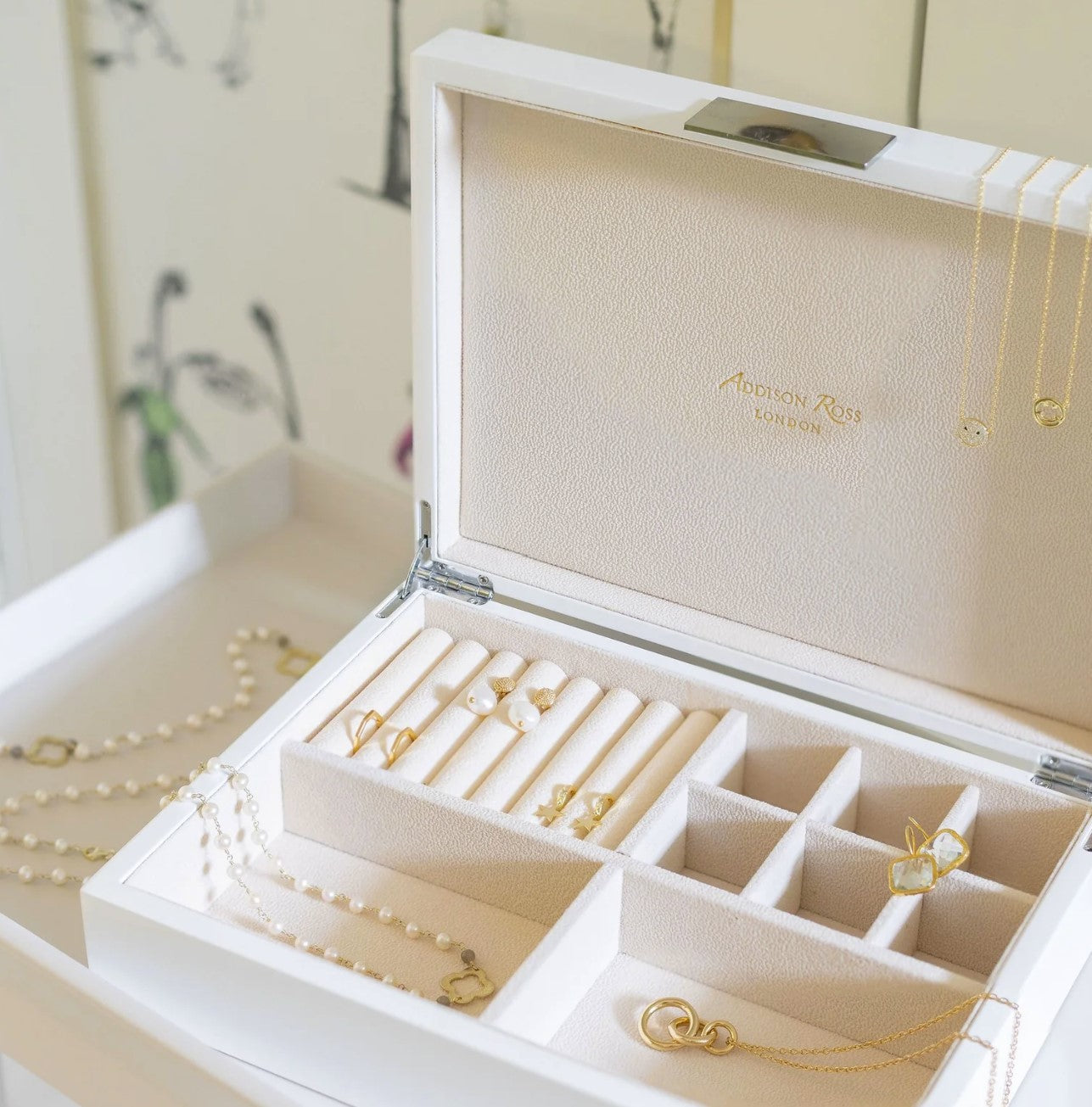 White high-gloss lacquer jewellery box with silver clasp, suede-lined, 24.5 x 17.5cm