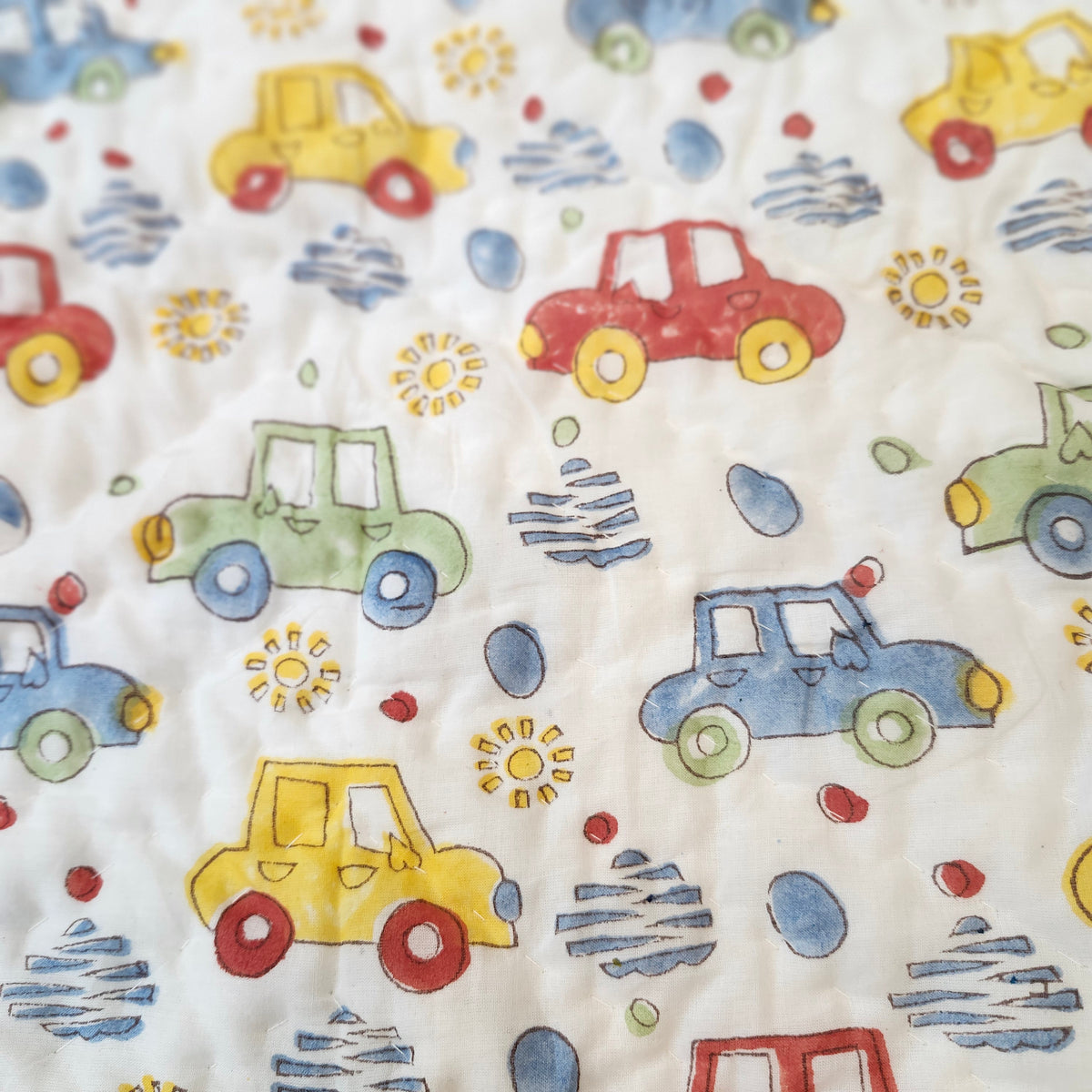 Car-print child's quilt, reverse side with a blue trellis pattern, reversible organic cotton cambric