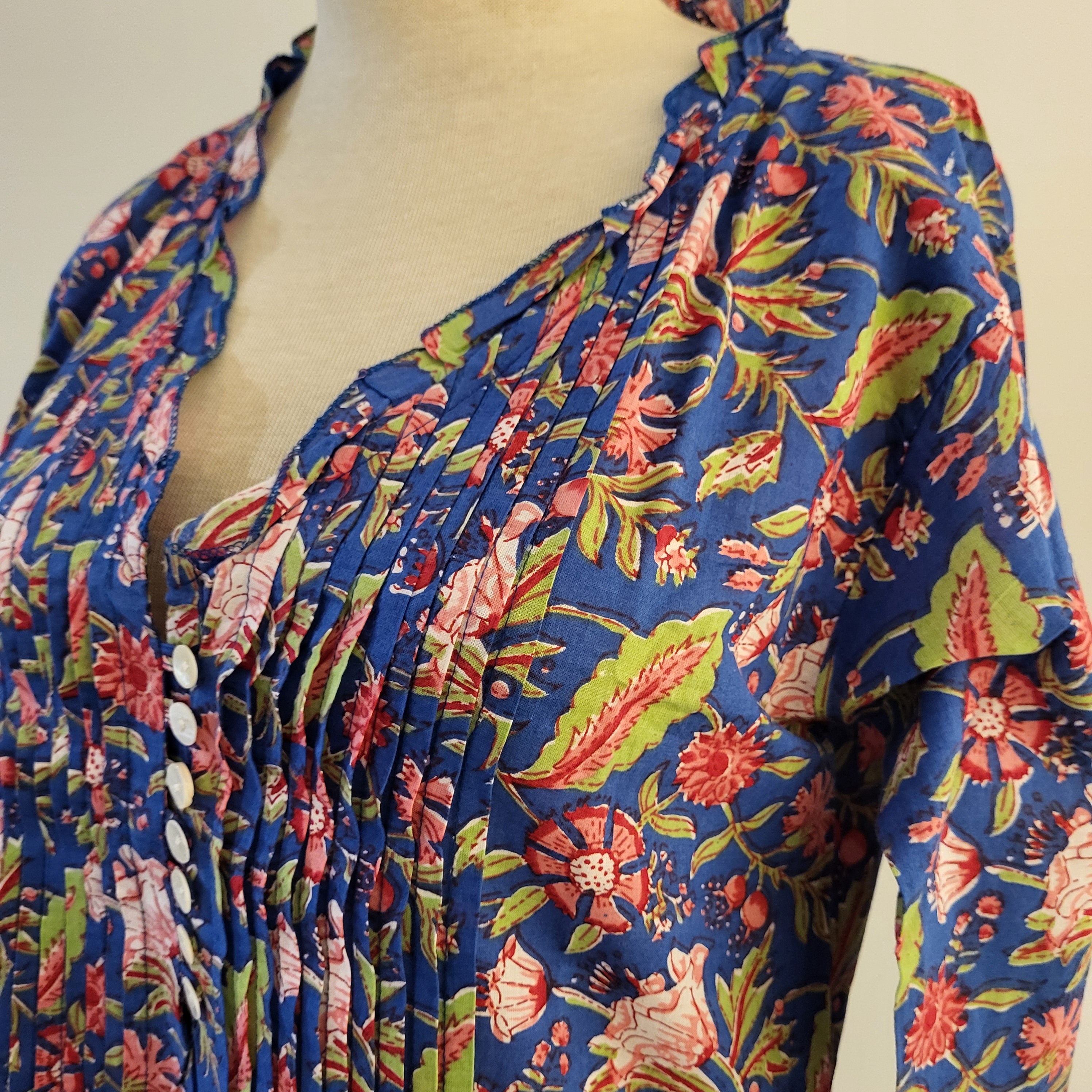 Pleated block-print cotton dress with a V-neck and mother-of-pearl buttons