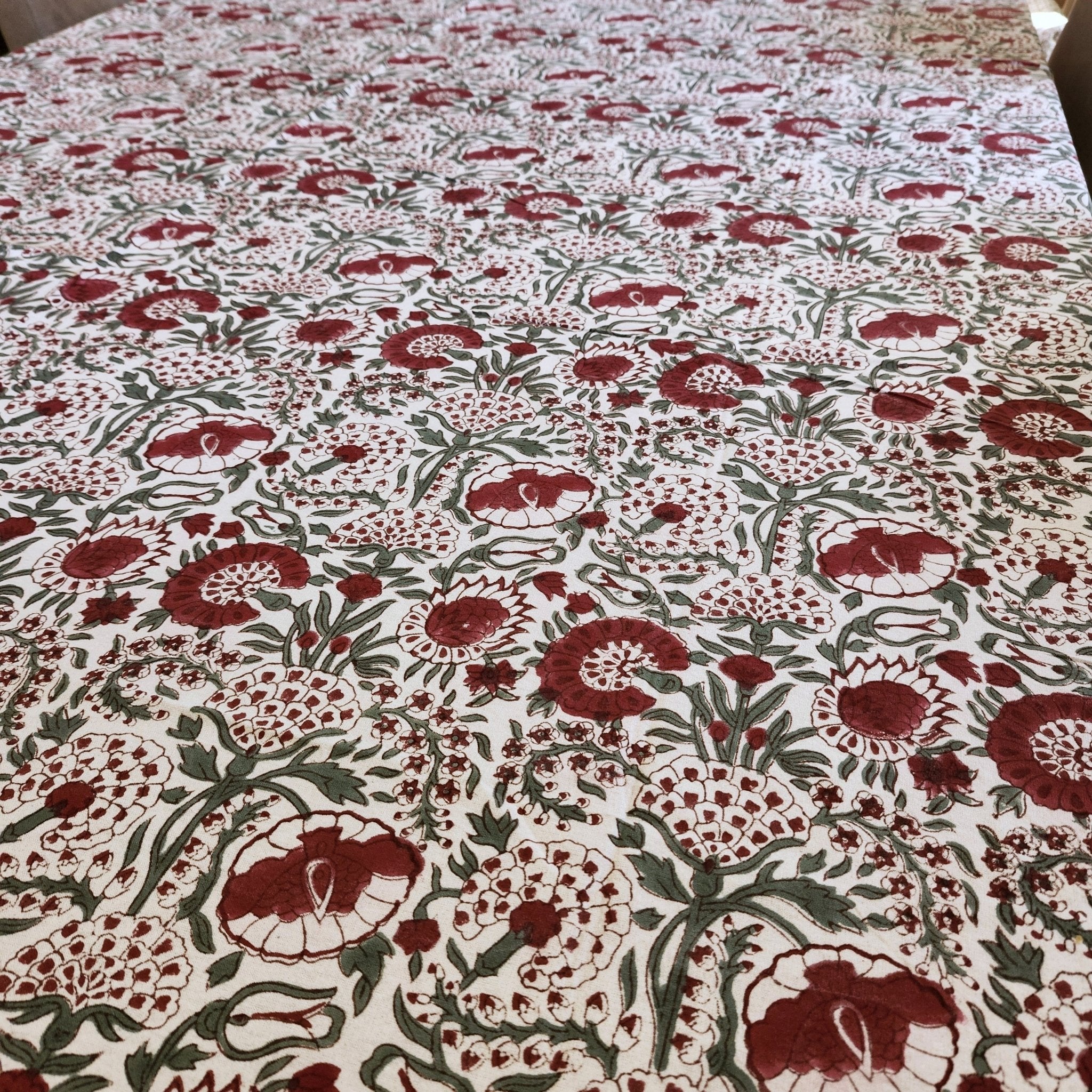 Carnation print cotton tablecloth in red and green