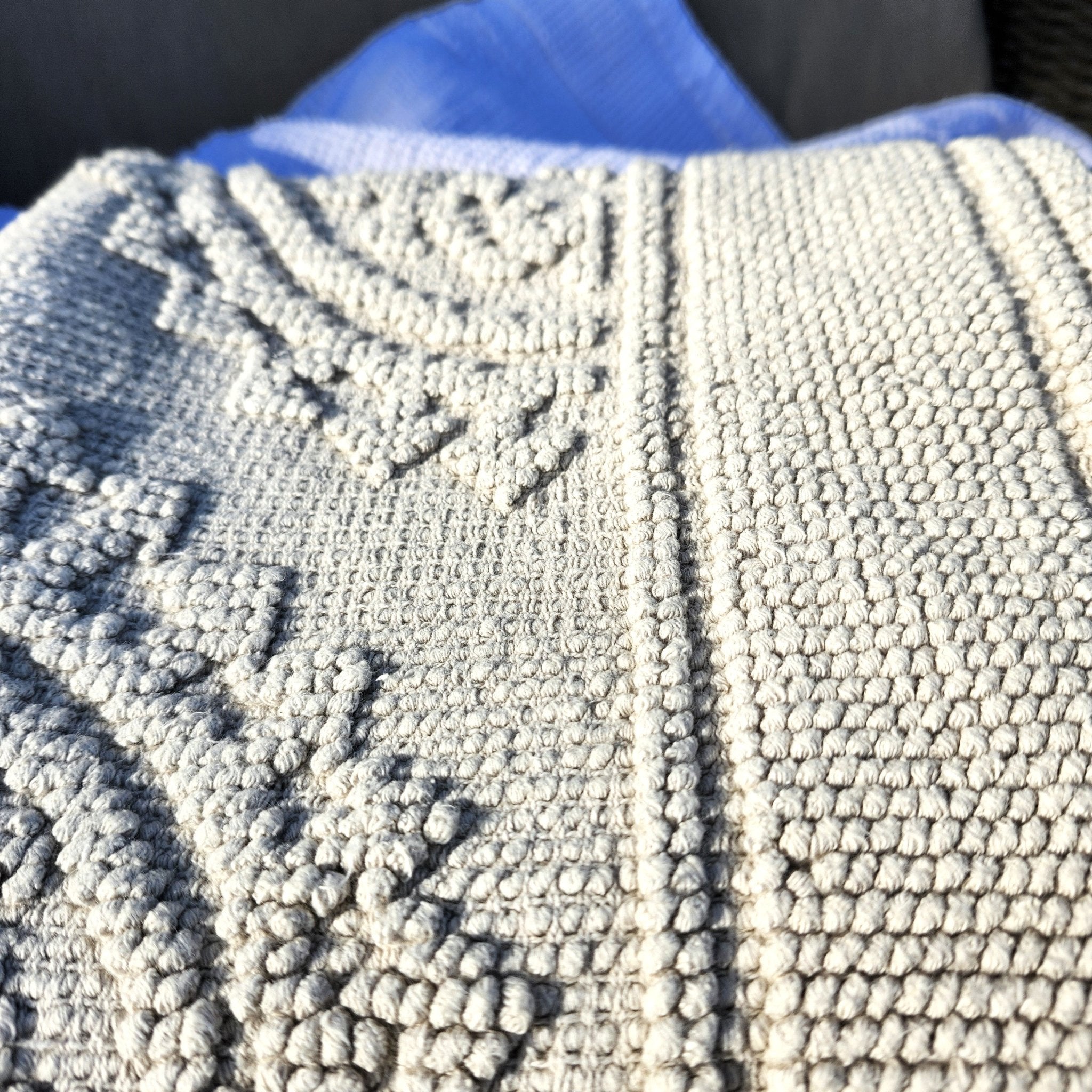 Woven cotton bath mat in oat jacquard, looped weave, 100% stonewashed cotton