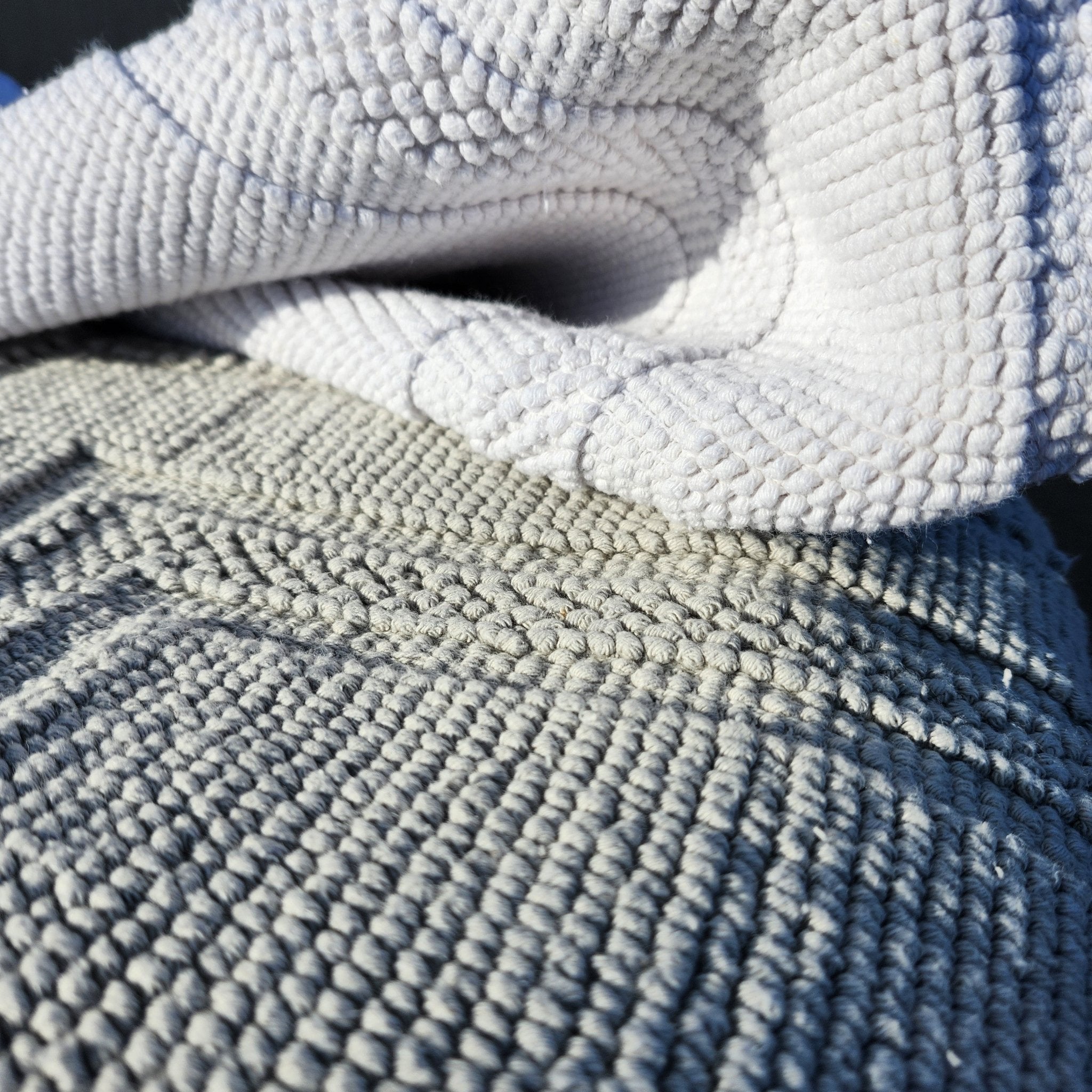 Woven cotton bath mats in white and taupe, looped weave, 100% cotton