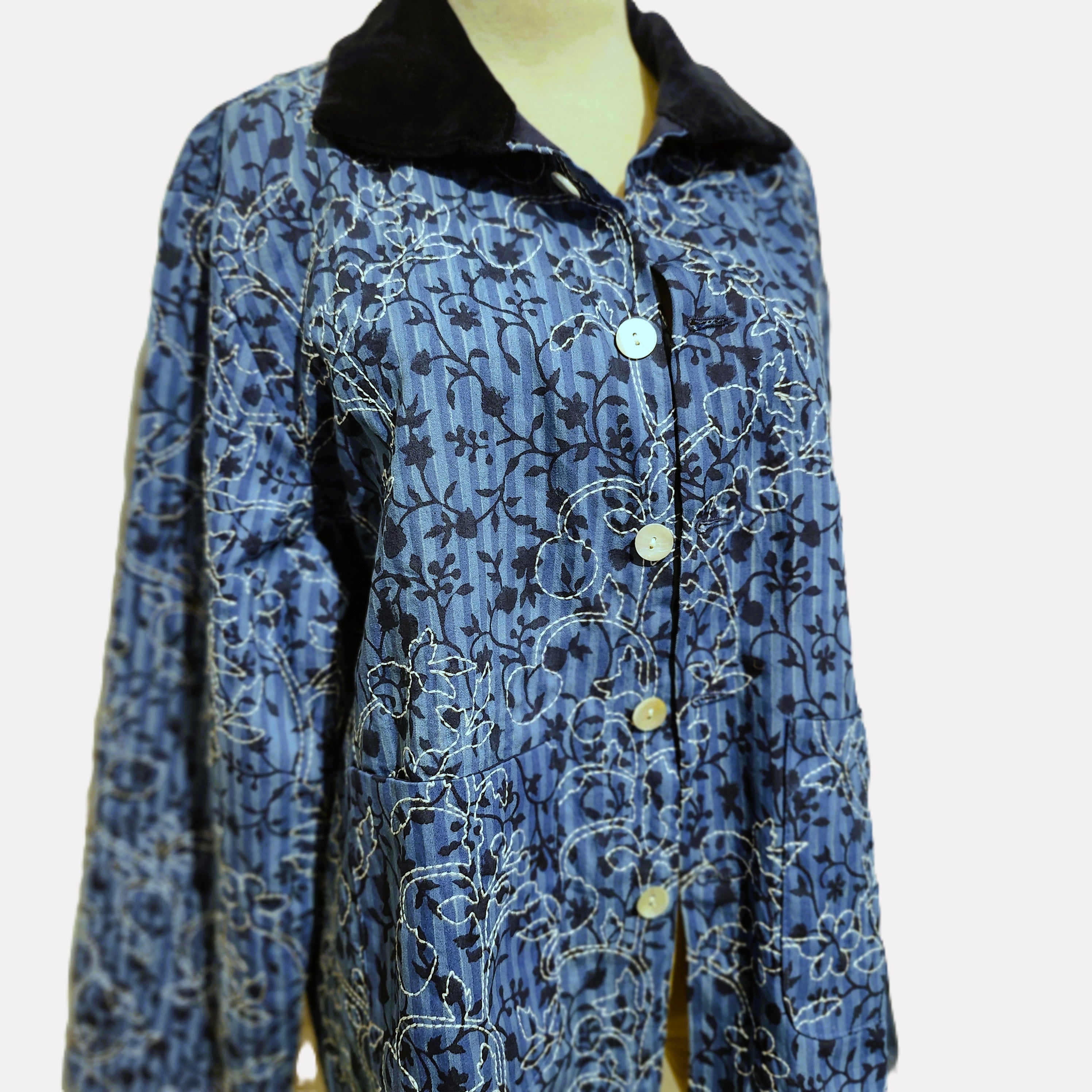 Bisou lightweight jacket in striped indigo blue cotton with a velvet collar